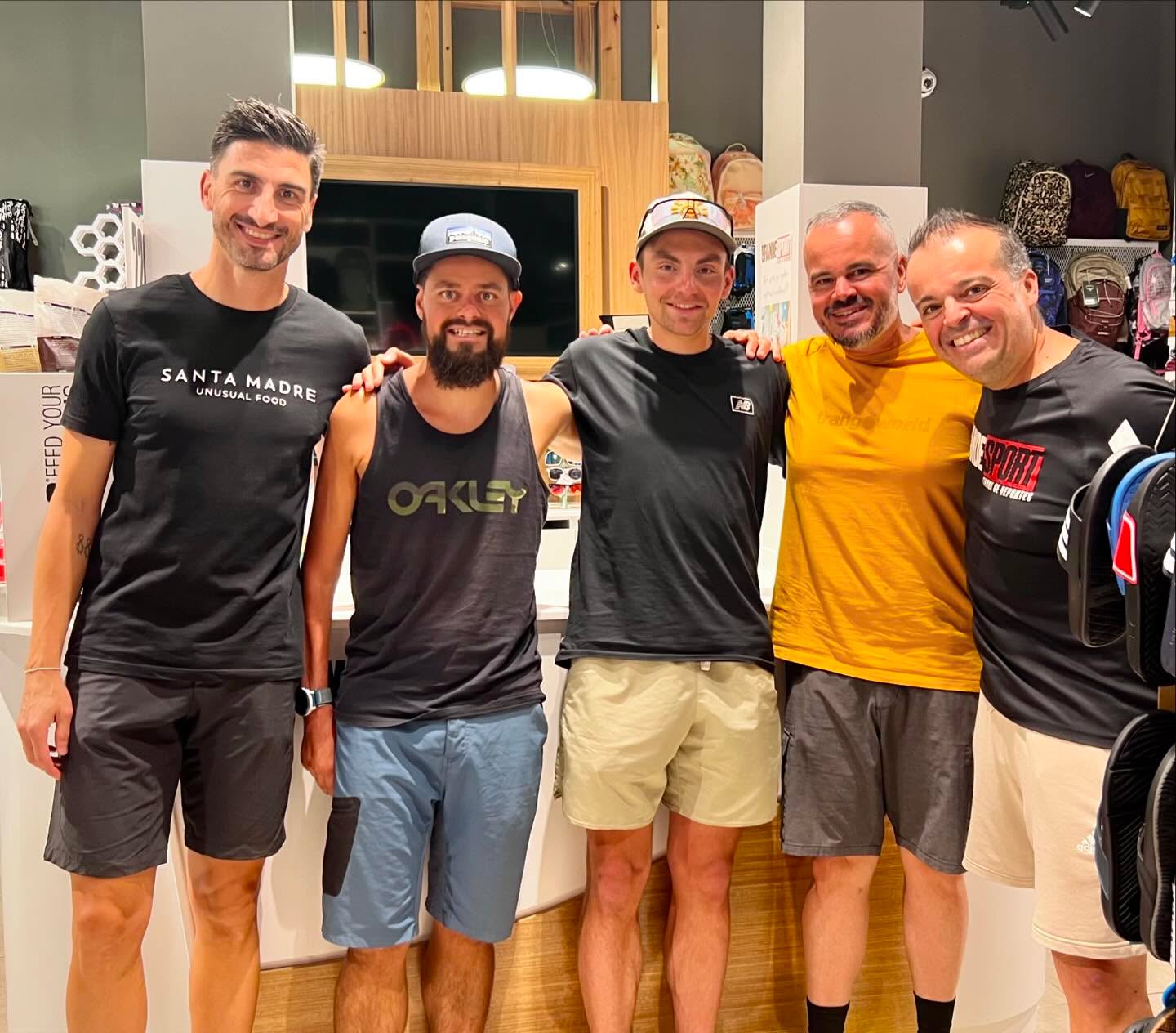 ⛰️🏃🏽 En la tarde de hoy nos ha visitado el corredor francés  de @newbalancerunning, @damien_humbert_ segundo en la ultra de @transvulcania 2023 y que se encuentra en nuestra isla preparando la edición de 2024. 
Acompañado del también corredor francés @tom_trail74 que en el 2023 subió al segundo cajón del podium en la Vertical de @trailmeridiano. 
🤩 Gracias por vuestra visita y esperemos que disfruten de nuestra isla. 
#trailrunning #traileando_canarias #trailrunner #trailrunners #newbalancerunning #newbalancetrail #lagomera #lagomeraisland #trailrunninglife #trailrunningcanarias @naakbars @tsloutdoor