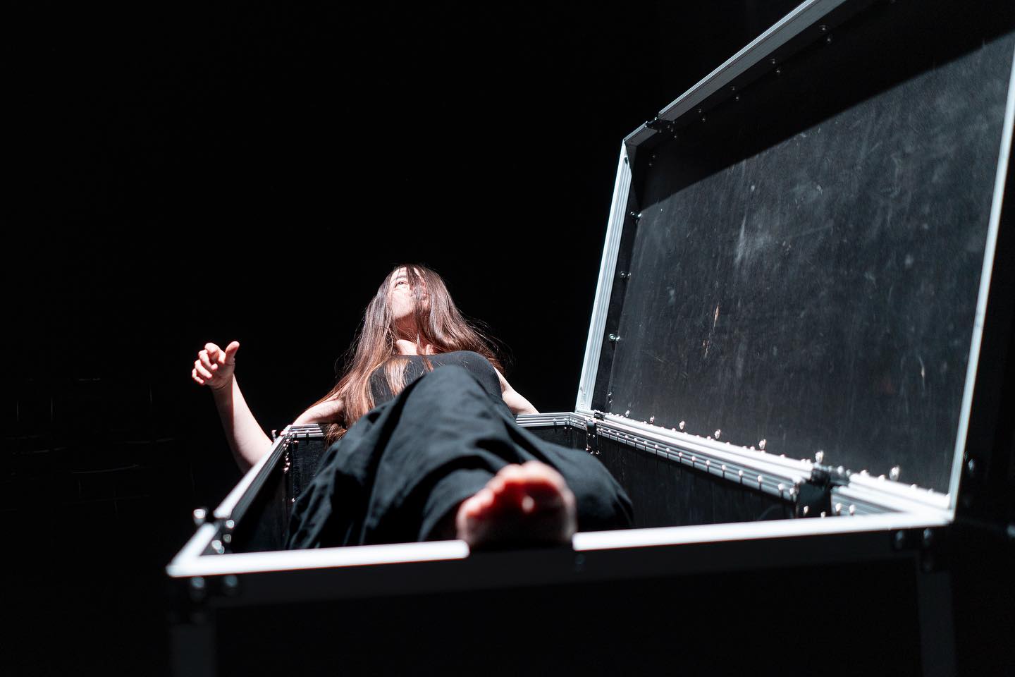 Just got dress rehearsal photos. So thankful for the precious “empty space” I got to create Diva Lazarus. Really hoping to develop this show further and bring it to wider audiences one day 🤞🏻
Credit: Festival Les Fabricants – CNSMD Lyon 2024 © Antoine Boureau
@theatrelarenaissance @cnsmdlyon_ad