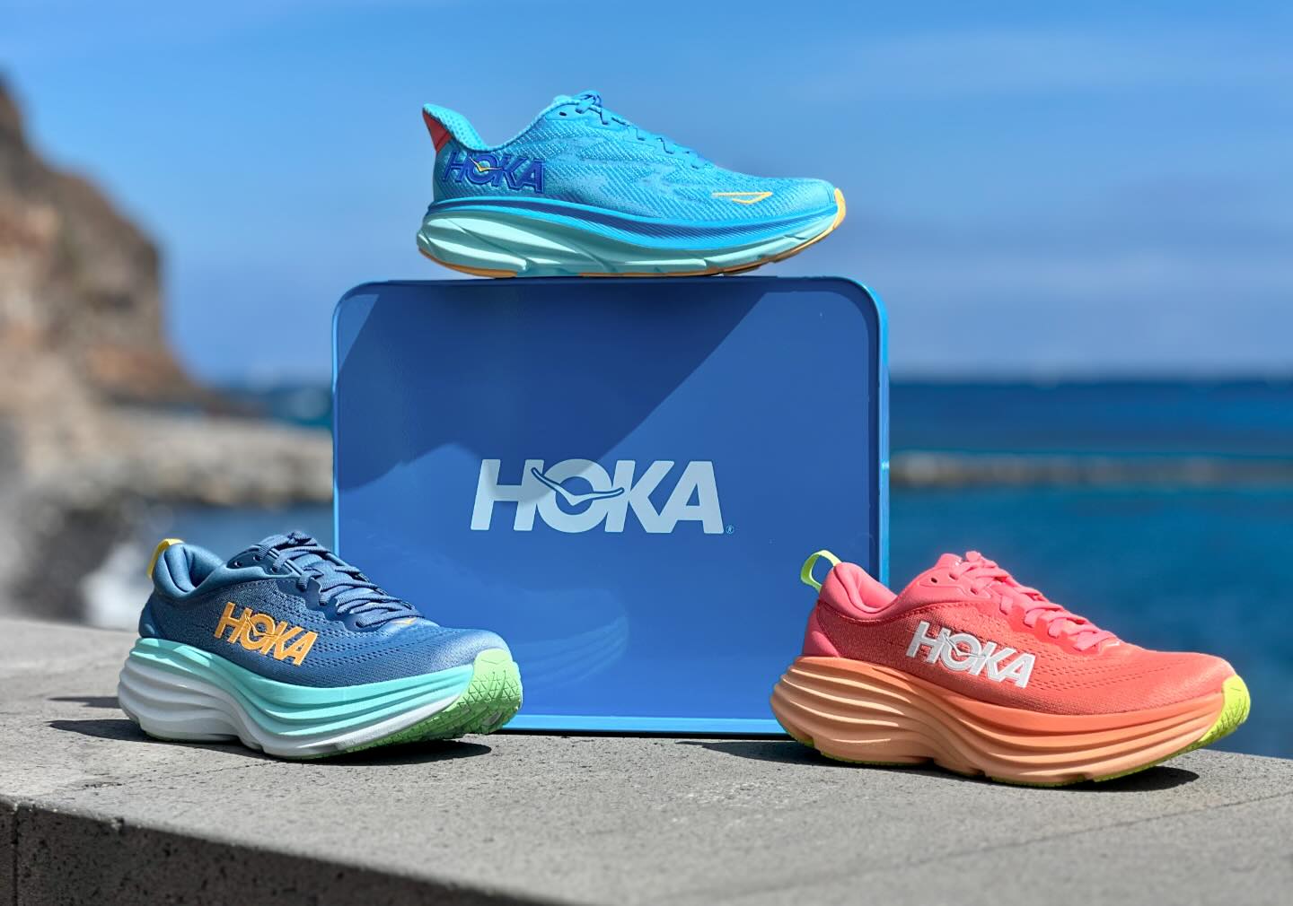 👟 Nada nuevo vamos a decir de @hoka, muchos de los clientes que las prueban comentan que es una sensación incomparable, donde la amortiguación y la entresuela están meticulosamente diseñadas para brindar una pisada más eficiente. 
Ya hemos recibido casi al completo la Nueva Colección de la marca para esta primavera- verano ☀️⛱️. 
Tanto asfalto 🛣️ desde la Clifton hasta la Bondi o la Mach como de montaña ⛰️ desde la Torrent a la Speedgoat o la Challenger. 
📲 Realiza tu pedido o consulta a través de Whatsapp al 6️⃣6️⃣0️⃣ 4️⃣4️⃣4️⃣ 8️⃣8️⃣4️⃣. 
@hokafans_iberia 
#hoka #hokaoneone #hokashoes #hokarunning #hokatrail #hokaclifton #hokabondi #running #runningmotivation #hokawomen #lagomera #lagomeraisland #islascanarias🇮🇨 #canaryislands
