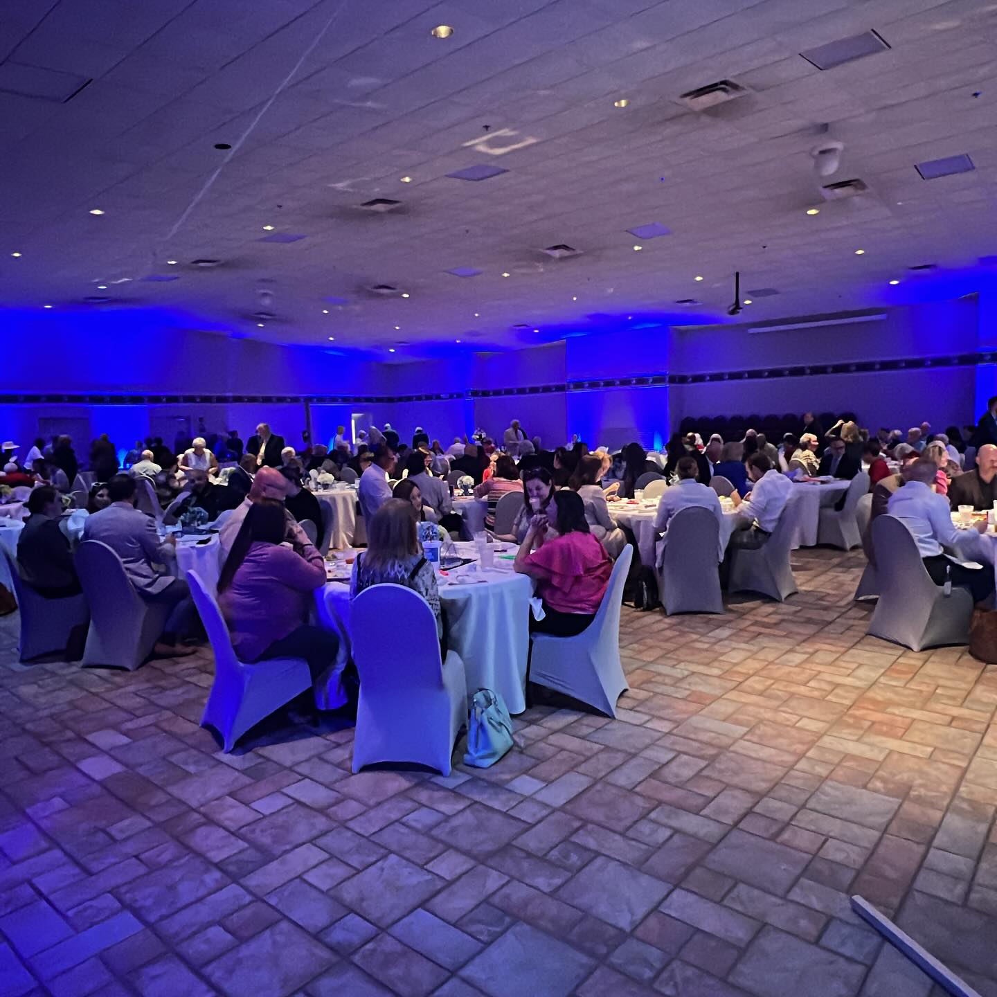 Silver Salute Awards 2024 hosted by the Senior Community Center. #uplighting #bluelinedj #owensborodj