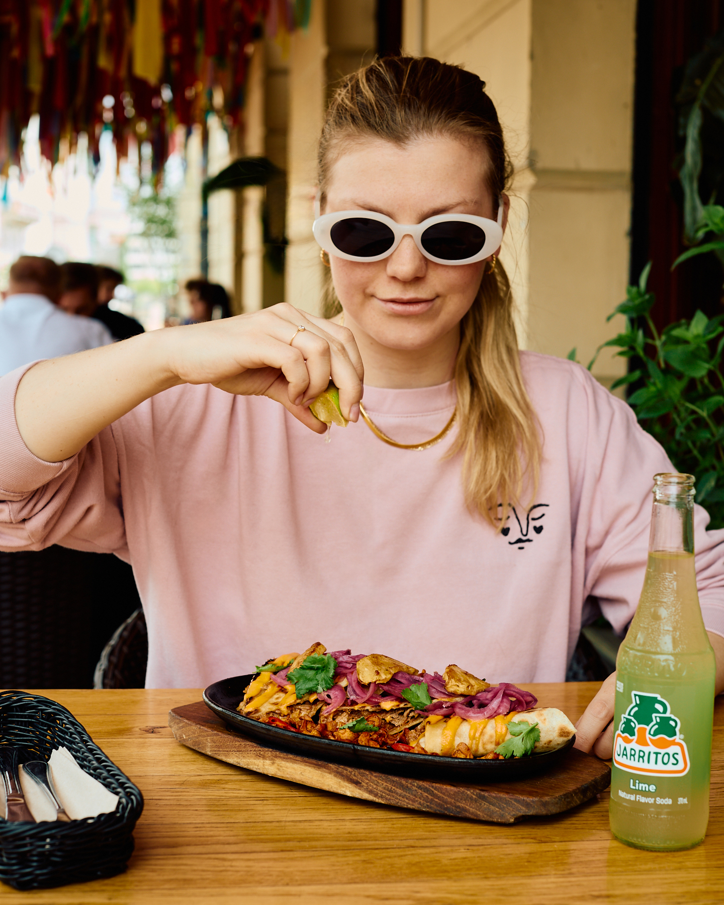 QUESAGRANDE AL PASTOR 🔥
Ręcznie robiona tortilla pszenna z wieprzowiną marynowaną w achiote i chili guajillo z ananasem, marynowaną cebulą, salsą piña i kolendrą. 🤤