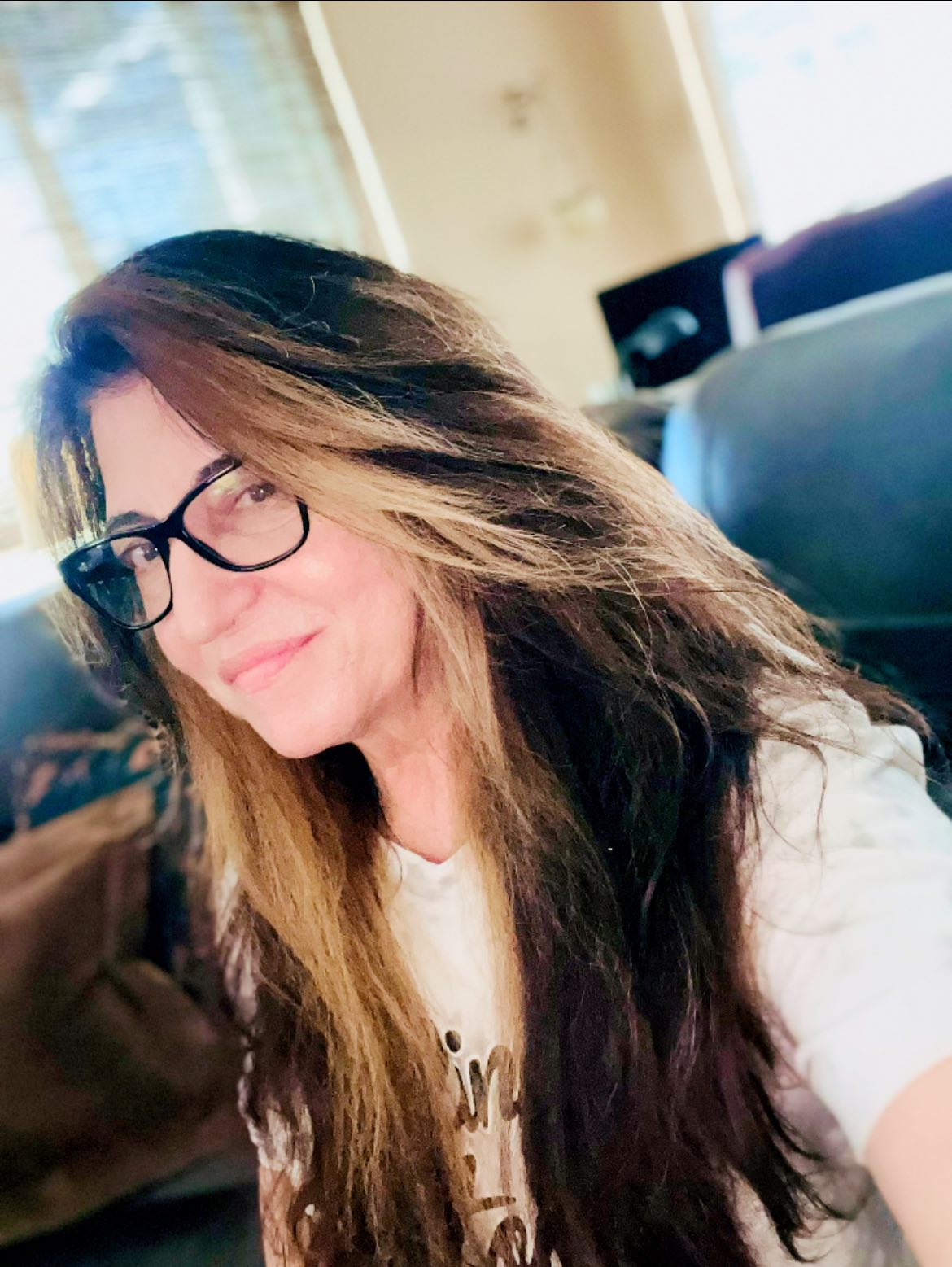 Every once in a while I trade the wild waves for a little rock ’n’ roll sleek 💇🏻♀️🎸 Just keeping it fun! Lol - It’s been so long since I used a straightener, I almost needed a soundcheck first hahaha
🎶💇🏻♀️😂
#HairFlip #DIYHair #happysunday