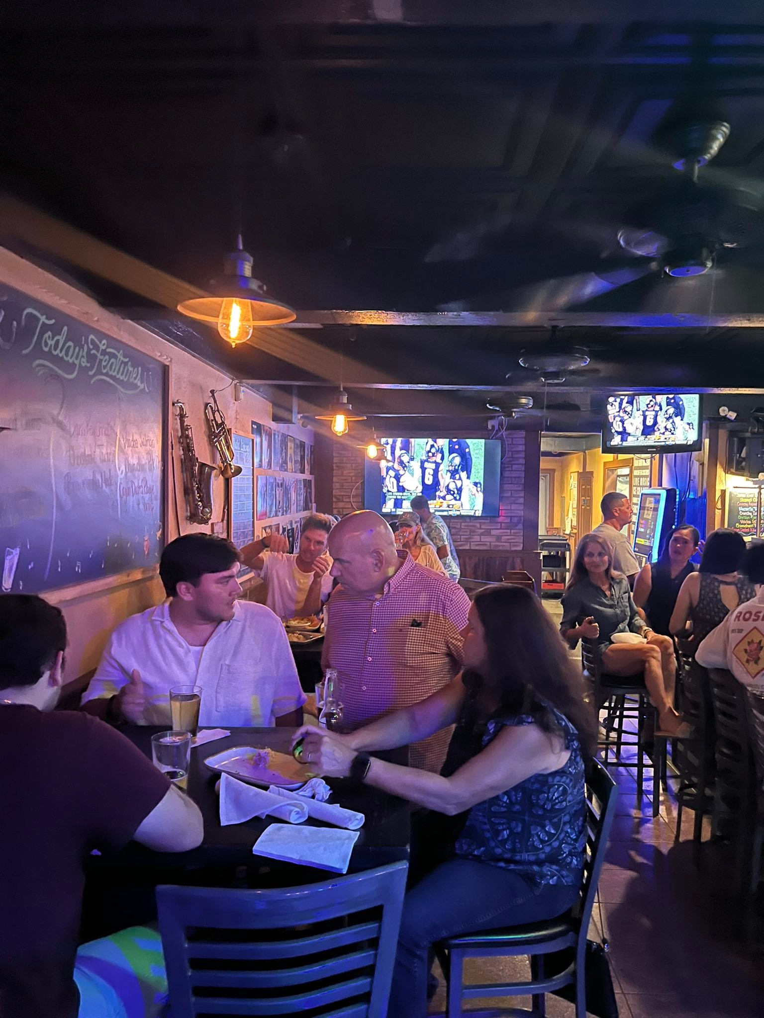 Thank you, Kickback fam, for such a great night with the Samantha Russell Duo! 🎶 Everyone singing along made it extra special. 💛 Big thanks to Anita for the TLC (and that unforgettable old-fashioned 🥃🙌). Special shoutout to Glenn—thank you for the sweet note, we know you had to run, and we’ll see you next time! Grateful for all our fans & friends always ❤️