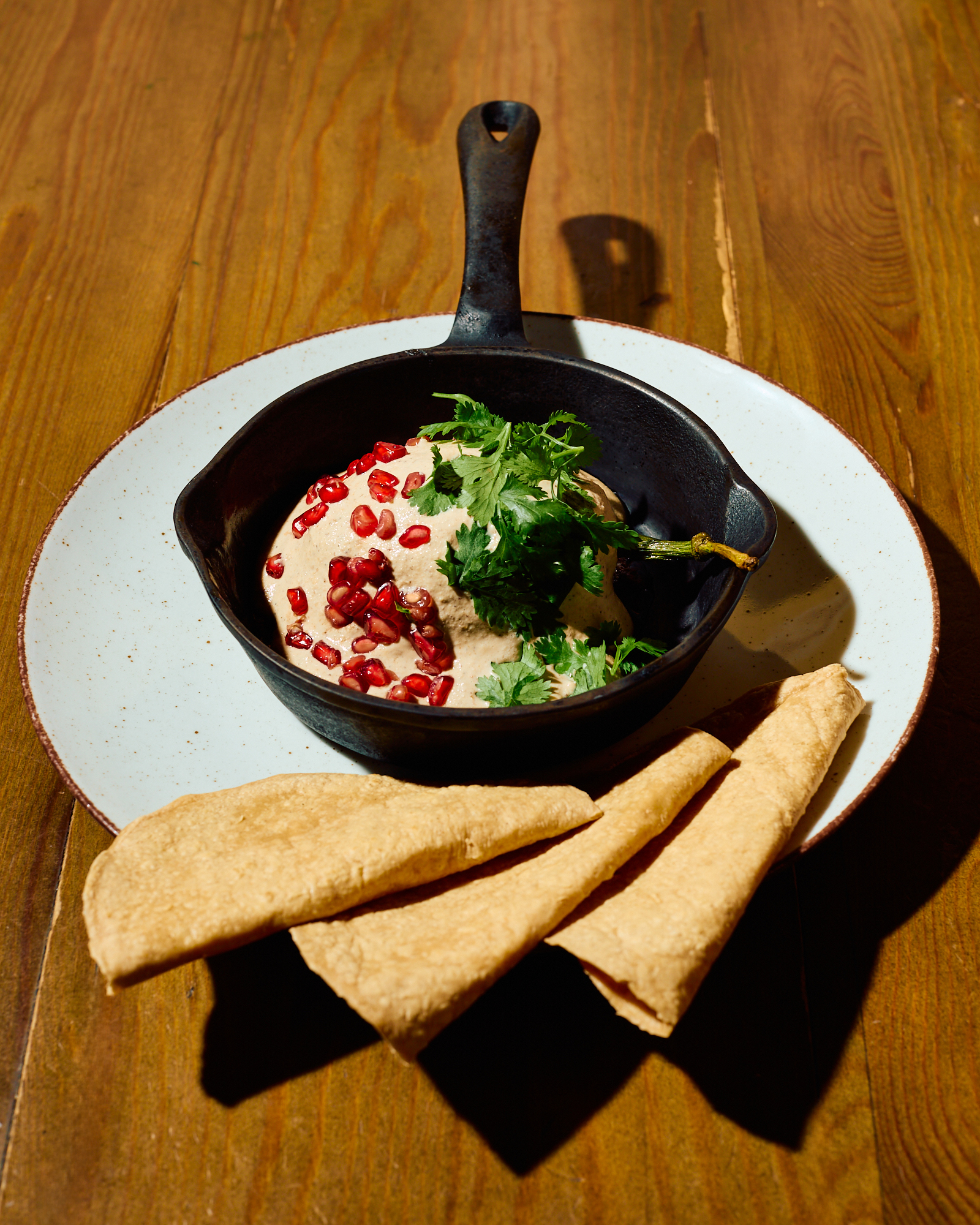 🌵 W karcie sezonowej 🌵
CHILE EN NOGADA
papryka faszerowana szarpaną wołowiną z sosem z orzechów włoskich, granatem i kukurydzianymi tortillami
Hasta la vista w El Popo!