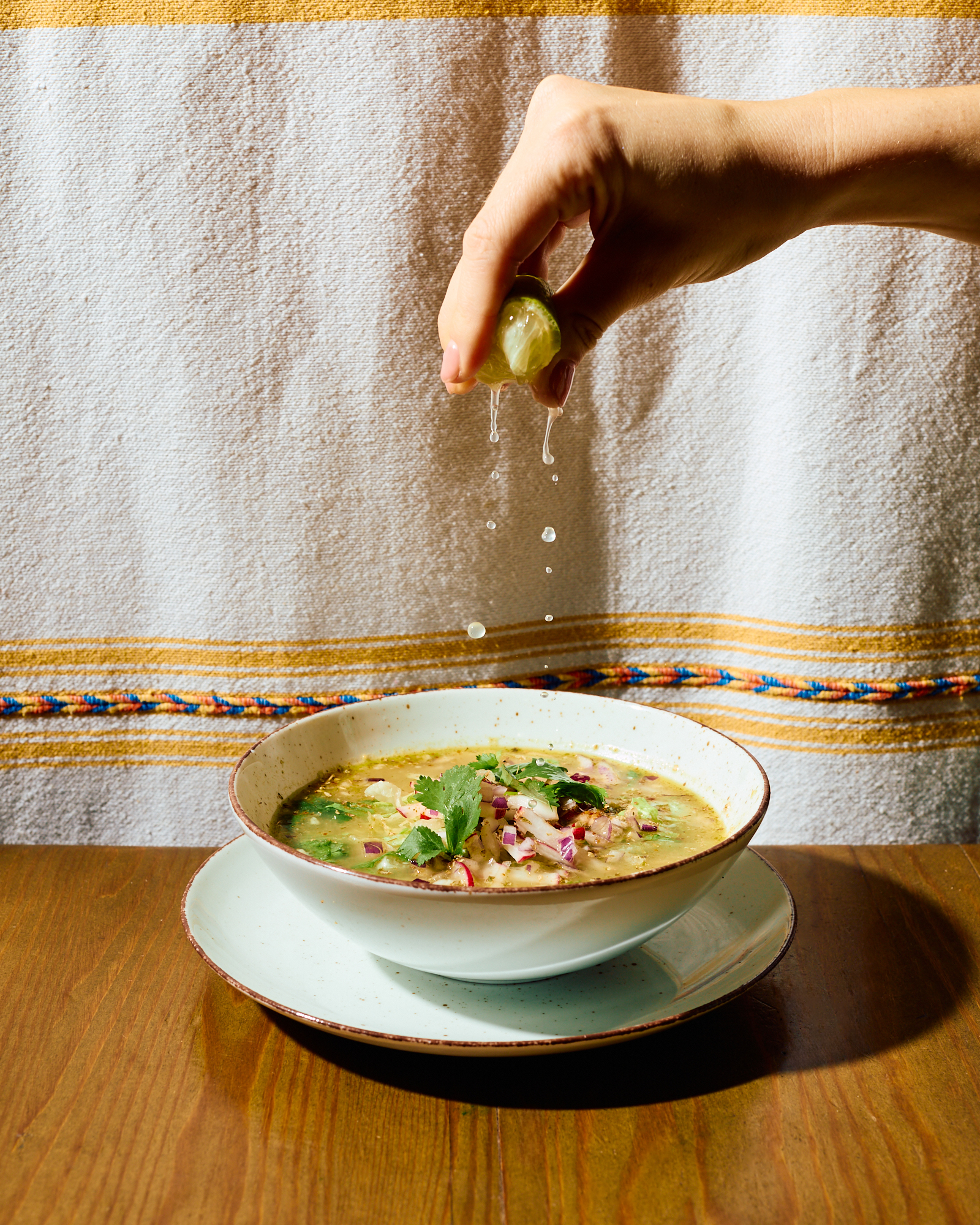 🌿 W karcie SEZONOWEJ 🌿
POZOLE VERDE
Gęsta zupa z zielonych pomidorów, białej kukurydzy, kurczaka, chile poblano i kolendry. Do tego delikatna ostrość, która przyjemnie rozgrzewa 🔥