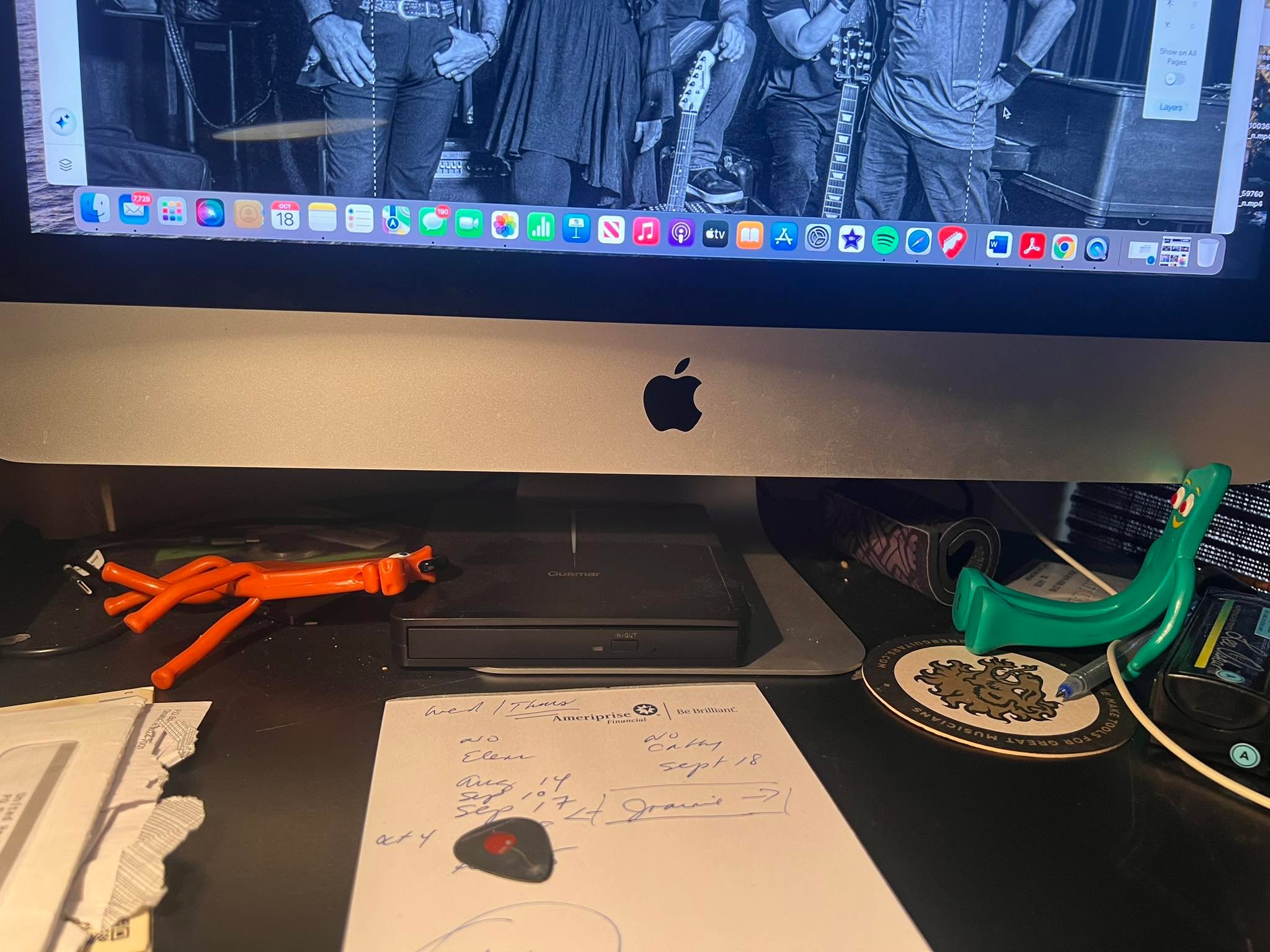 😂 Sat down at my desk this morning to work on my websites, looked over at Gumby and Pokey, and thought… “Well, looks like they had a rough night!” 🤣☕️💻
#MorningLaughs #GumbyAndPokey #DeskBuddies #WeekendVibes #WebsiteWork