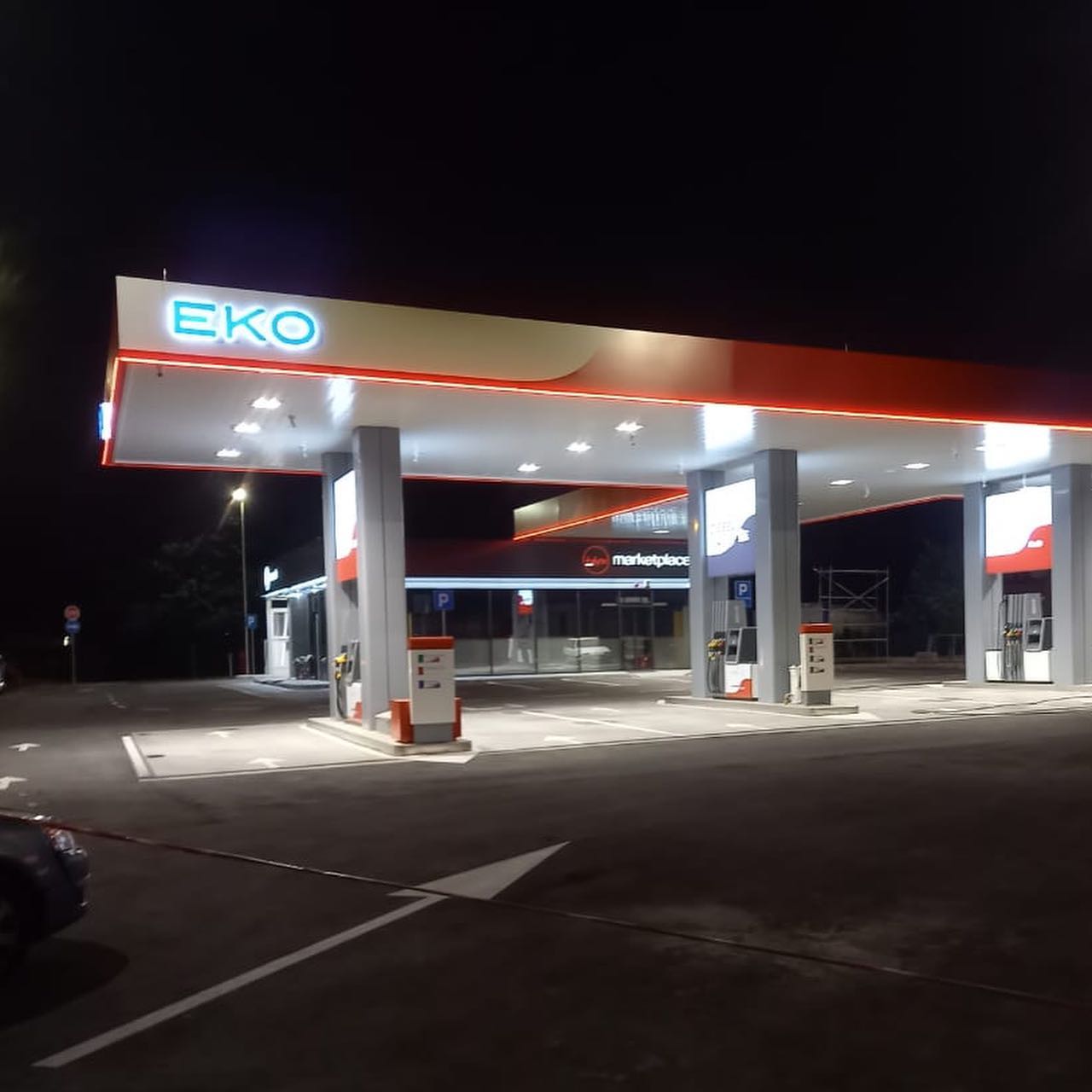 Sa velikim zadovoljstvom smo predali na koriscenje potpuno novu ⛽️Benzinsku Stanicu Berane nasim partenerima u Helenic - Jugopetrol AD Podgorica i gradjanima Berana. Pumpa se nalazi u centru Berana prekoputa autobuske stanice. #EIG #EKO #jugopetrolad #berane