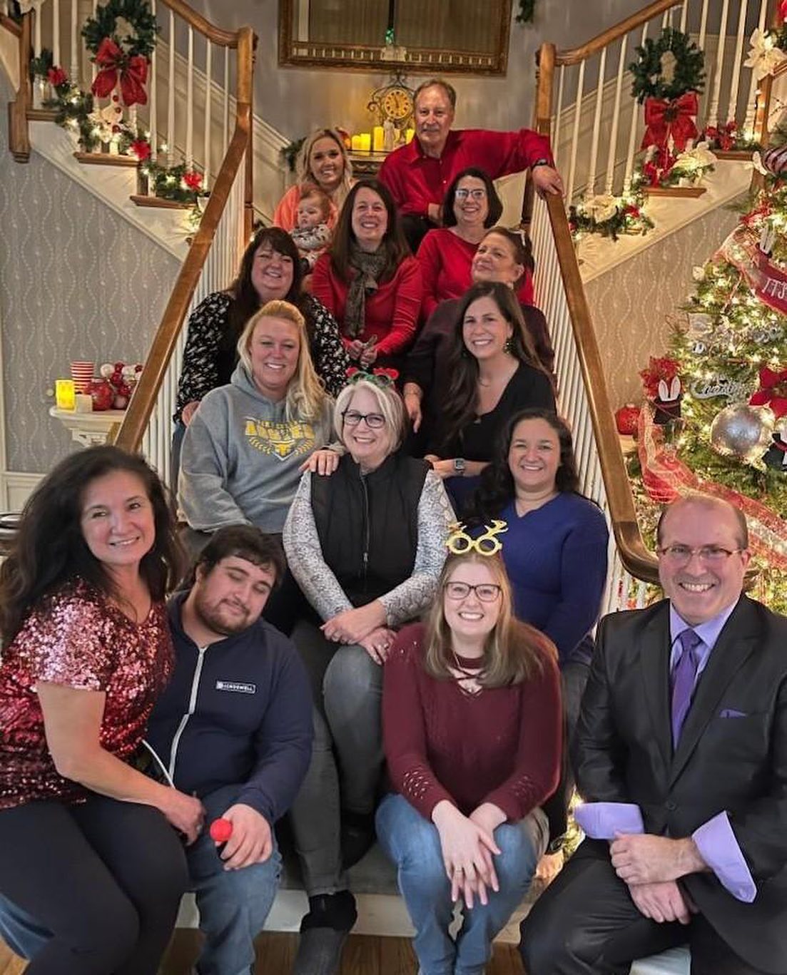 Happy holidays from Ebeling Family Dentistry! 🦷 
We are so grateful to have celebrated this holiday season with our office team!
This year we enjoyed an up-close magical performance by Stewart MacDonald! 💫
