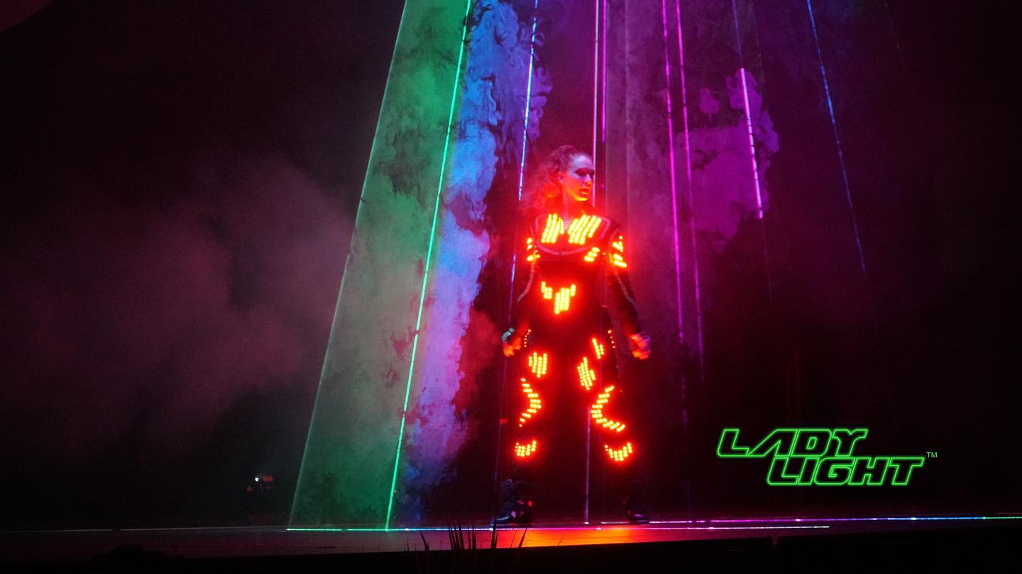 Just stumbled across these great images from 2022 shows. Viva Le Cirque and Lumia. #laseract #lightbender #lasergirl #led #neon #glow #laserman #hitech #wowfactor #corporatentertianment #sessionopener #eventprofs