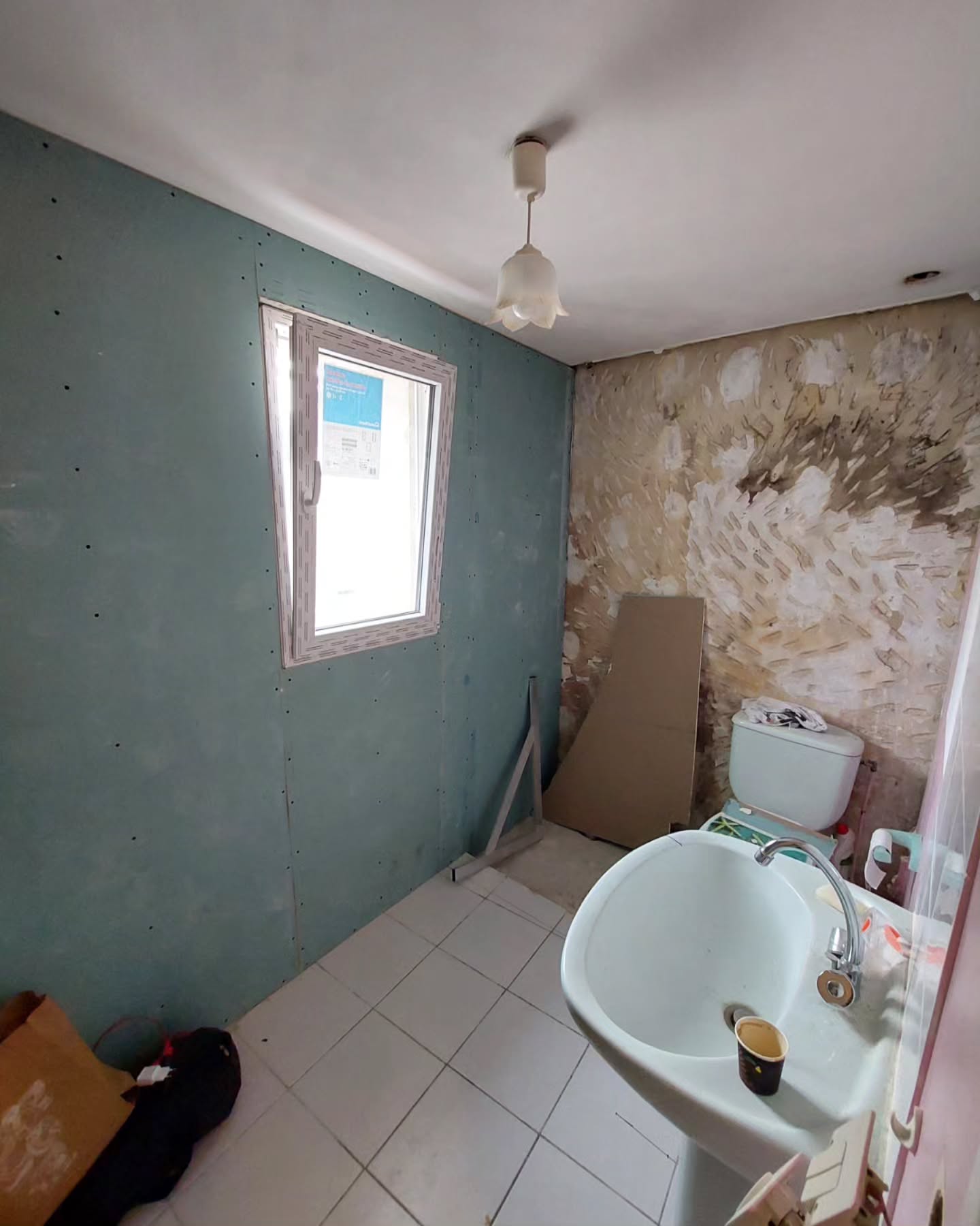 > Isolation en laine de bois 10 mm
> Changement de la fenêtre en double vitrage
Décoratrice @amandinecdecoration
#mdservices #mhameddaoud #renovation #amenagement #travaux #amenagementdinterieur #renovationdinterieur #chantier #btp #carrelage #plomberie #electricite #parquet #peinture #papierpeint #isolation #maçonnerie #menuiserie #entreprisebtp #chantierderenovation #cuisine #salledebain #picoftheday #photodujour #avantapres #isolationlainedebois #ba13