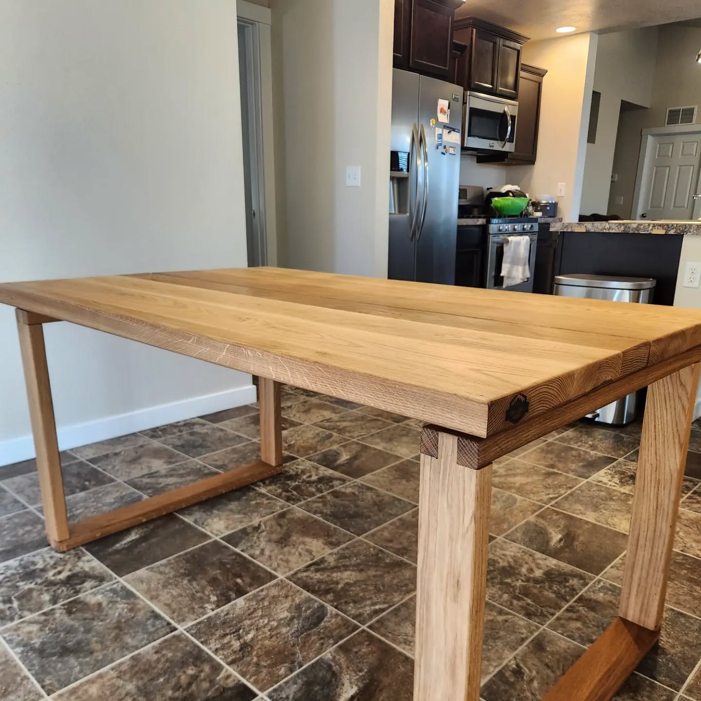 New floating split top table, who dis? 
This is a couple of firsts for me. 
First split top dining table ✅️
First floating top dining table ✅️
Had a lot of fun building this one. As always, I appreciate those who support my small business. I hope this table lasts them a lifetime!
Made from 100% White Oak
Wood credit: @hudsonandwestmeridian 
Finish: @rubiomonocoatusa 
#woodpreneur #whiteoak #customdiningtable #custom #furniture #veteranowned #smallbusiness #woodworking #boise #idaho