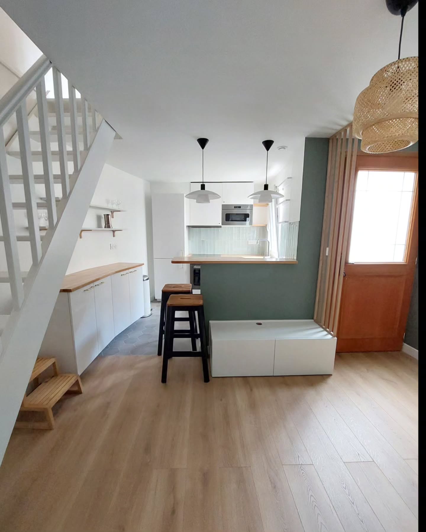 Les coulisses ! 
Projet terminé à Fontenay Village
> Rénovation complète du sol au plafond, électricité, plomberie, peinture, isolation des murs, changement des fenêtres et porte d'entrée, pose cuisine, salle de bain, ballon d'eau chaude
Décoratrice @amandinecdecoration
#mdservices #mhameddaoud #renovation #amenagement #travaux #amenagementdinterieur #renovationdinterieur #chantier #btp #carrelage #plomberie #electricite #parquet #peinture #papierpeint #isolation #maçonnerie #menuiserie #entreprisebtp #chantierderenovation #cuisine #salledebain #picoftheday #photodujour #avantapres