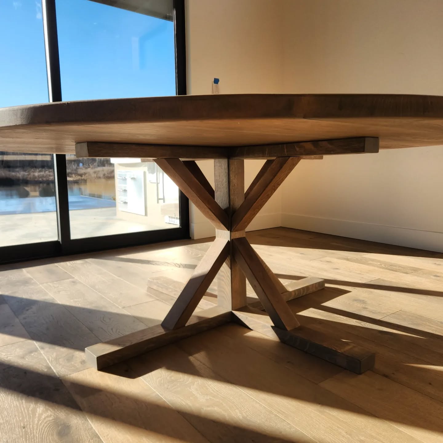This 72" round White Oak Dining Table is in its new home!! This sucker is not only one of the heaviest tables I've built but also the most complex. The base was a fun build to figure out with multiple prototypes using 2×4's to get the correct length and angles. I'm very pleased with how it turned out! What do you all think?
On to the next order!
Wood credit: @hudsonandwestmeridian 
Finish: @rubiomonocoatusa 
Medallion: @medallionmakerbranding 
#woodpreneur #woodworking #veteranowned #smallbusiness #boise #idaho #customdiningtable #custom #diningtable #buylocal #shoplocal #customfurniture