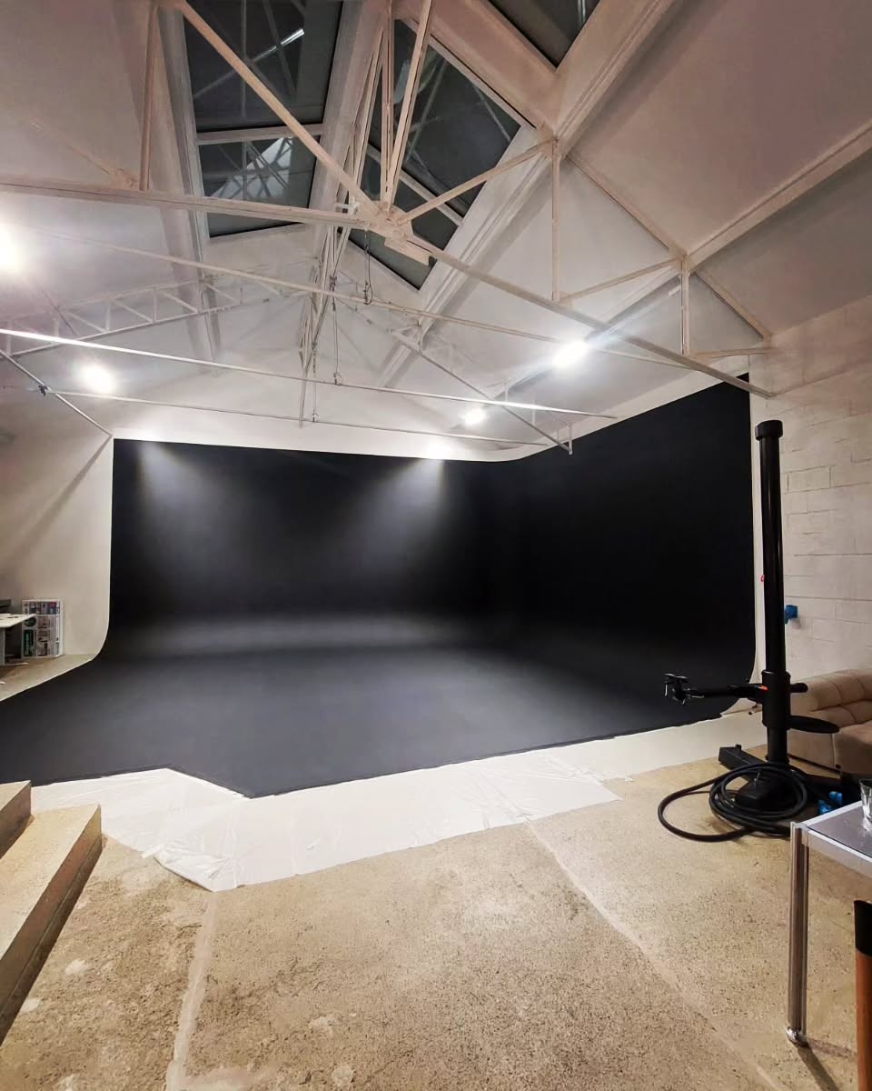 Mise en peinture d'un cyclorma à Montreuil 
@dvna___dvna
#mdservices #mhameddaoud #renovation #amenagement #travaux #amenagementdinterieur #renovationdinterieur #chantier #btp #carrelage #plomberie #electricite #parquet #peinture #papierpeint #isolation #maçonnerie #menuiserie #entreprisebtp #chantierderenovation #cuisine #salledebain #picoftheday #photodujour #avantapres