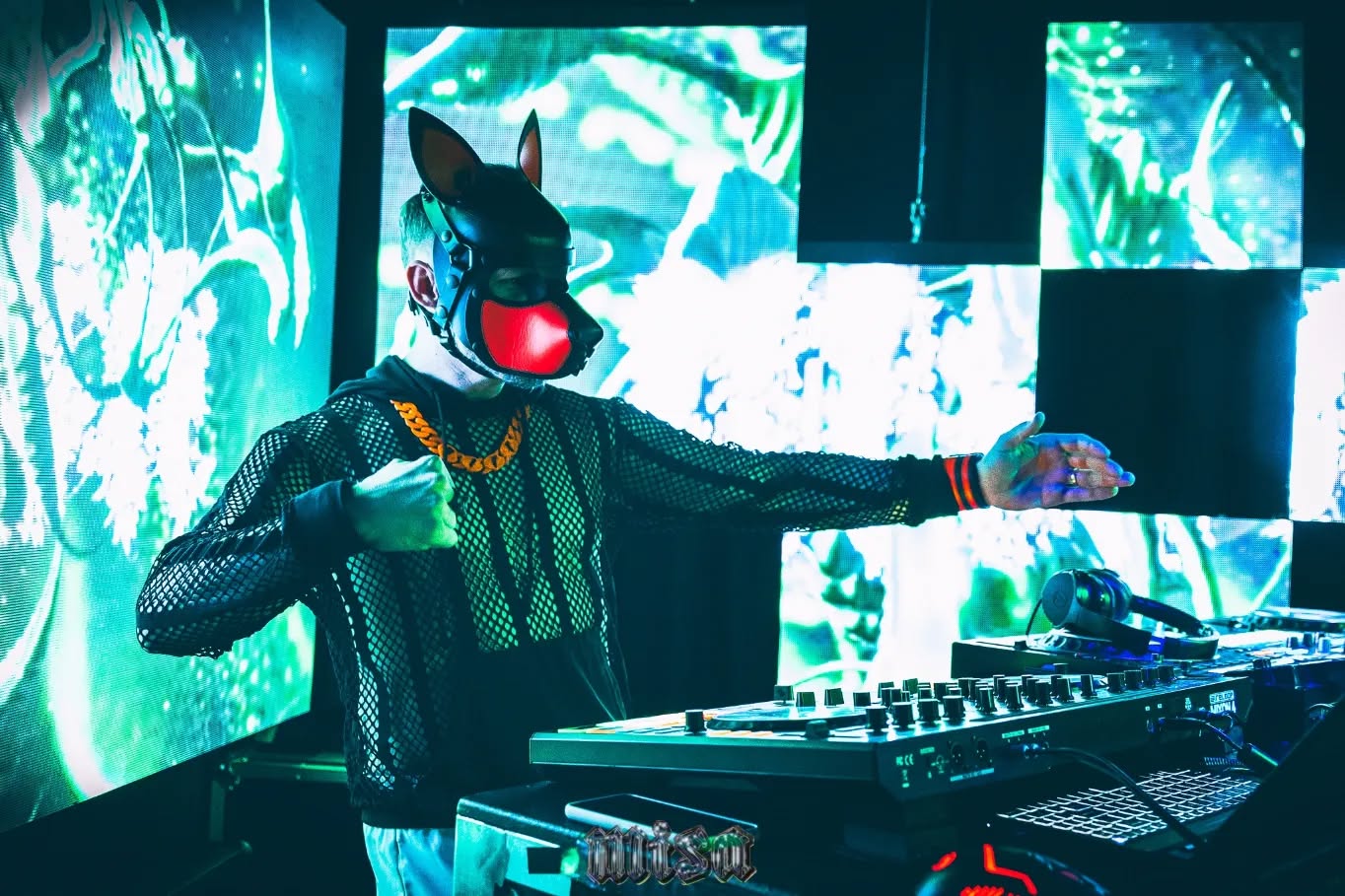 A few fun snaps from a super fun party! @misasundays by @barbapresents ๐๐ฟ๐๐ฅ Thanks for the photos @john_walters_o0o0o ๐ฅฐ And a special shout out to @cassiooliveira14 's bass face ๐คฃ She was really feelin it ๐ค๐