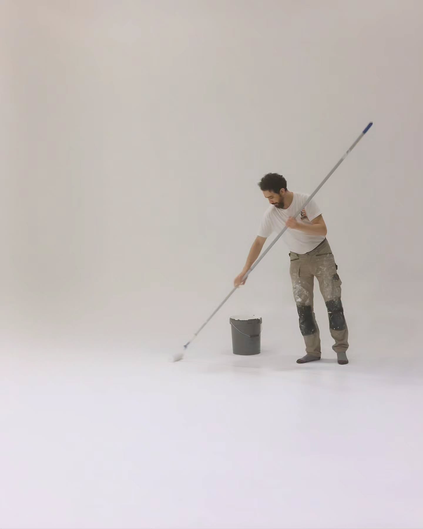 Peinture du cyclorama en blanc cette fois-ci ! 
@dvna___dvna
#mdservices #mhameddaoud #renovation #amenagement #travaux #amenagementdinterieur #renovationdinterieur #chantier #btp #carrelage #plomberie #electricite #parquet #peinture #papierpeint #isolation #maçonnerie #menuiserie #entreprisebtp #chantierderenovation #cuisine #salledebain #picoftheday #photodujour #avantapres