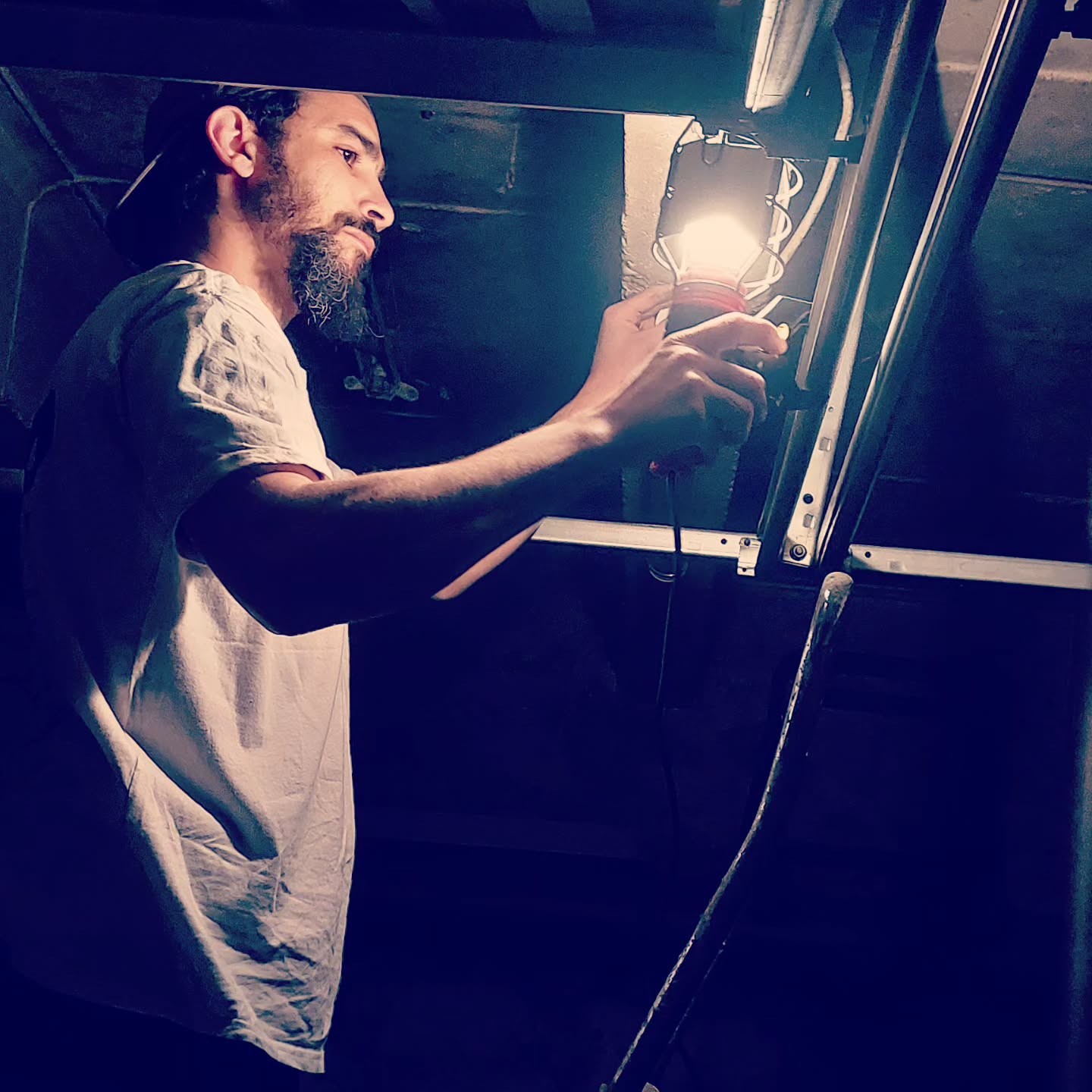 Installation de luminaires dans un garage !
#mdservices #mhameddaoud #renovation #amenagement #travaux #amenagementdinterieur #renovationdinterieur #chantier #btp #carrelage #plomberie #electricite #parquet #peinture #papierpeint #isolation #maçonnerie #menuiserie #entreprisebtp #chantierderenovation #cuisine #salledebain #picoftheday #photodujour #avantapres #travauxgarage