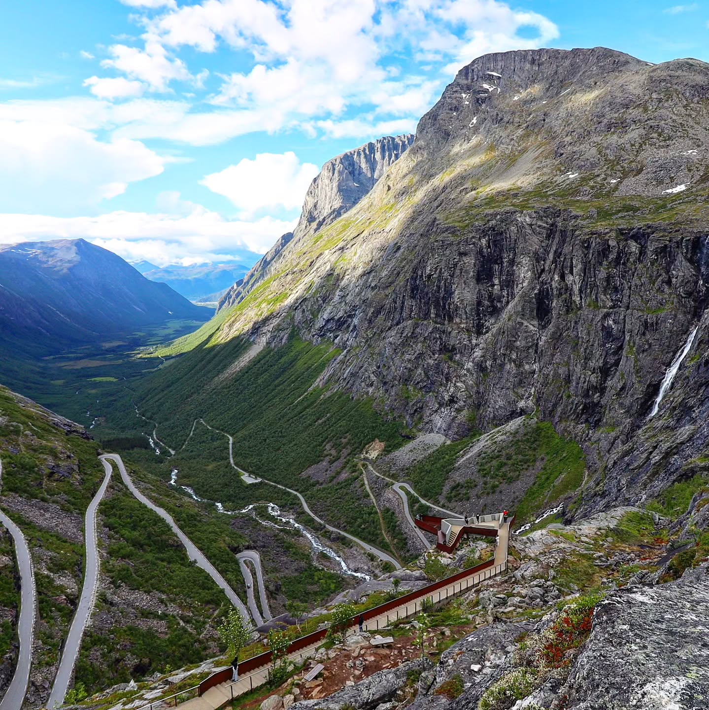 Update: Der Trollstigen soll am 11.07.2025 wieder geöffnet werden! ☺️
Hallo ihr Lieben,
die beliebte Panoramastraße Trollstigen bleibt aufgrund von Steinschlägen für den Rest des Jahres 2024 gesperrt. Die Aussichtsplattform mit der spektakulären Aussicht bleibt geöffnet, ihr könnt nur nicht mehr runter- oder rauffahren. Dies müsst ihr bei eurer Reiseplanung beachten. Der Abstecher lohnt sich dennoch, vielleicht verbindet man ihn mit einer Wanderung hinauf zum Bispevatnet oder dem Mannen. 🏞 Die Wanderungen starten direkt am Parkplatz des Trollstigen.
Wir selbst sind noch am Sonntagabend in diesem Jahr hinaufgefahren, ab dem nächsten Morgen wurde der Trollstigen aufgrund eines neuerlichen Steinschlags, der ein Auto getroffen hat, gesperrt. Verletze gab es keine, man muss von Glück sprechen, dass kein Beifahrer dabei war, denn der Stein ging durch die Scheibe und landete auf dem Beifahrersitz. Uns ist erst jetzt bewusst, dass wir ein ziemliches kleines Zeitfenster für uns nutzen konnten, denn zwischen unserer Fahrt hinauf und der Sperrung lagen nur wenige Stunden. 🤞Da hatten wir ziemlich Glück. Allgemein war der Trollstigen wohl nur für 2 Wochen geöffnet, das war dann leider eine sehr kurze Saison, aber Sicherheit geht vor.
• • • • • • • • • • • • • • • • •
#trollstigen #Norwegen #norge #norway #visitnorway #norway2day #norwaynature #norwayphotos #explorenorway #ilovenorway #norgefoto #norway_photolovers #norges_fotografer #wohnmobiltour #wohnmobilurlaub #mynorwaystories #reisenmachtglücklich #naturephotography #norwegenliebe #reisefotografie #landschaftsfotografie #landscapephotography #wanderlust #fernweh #explorenorway #norwayphotolovers #camping @norge