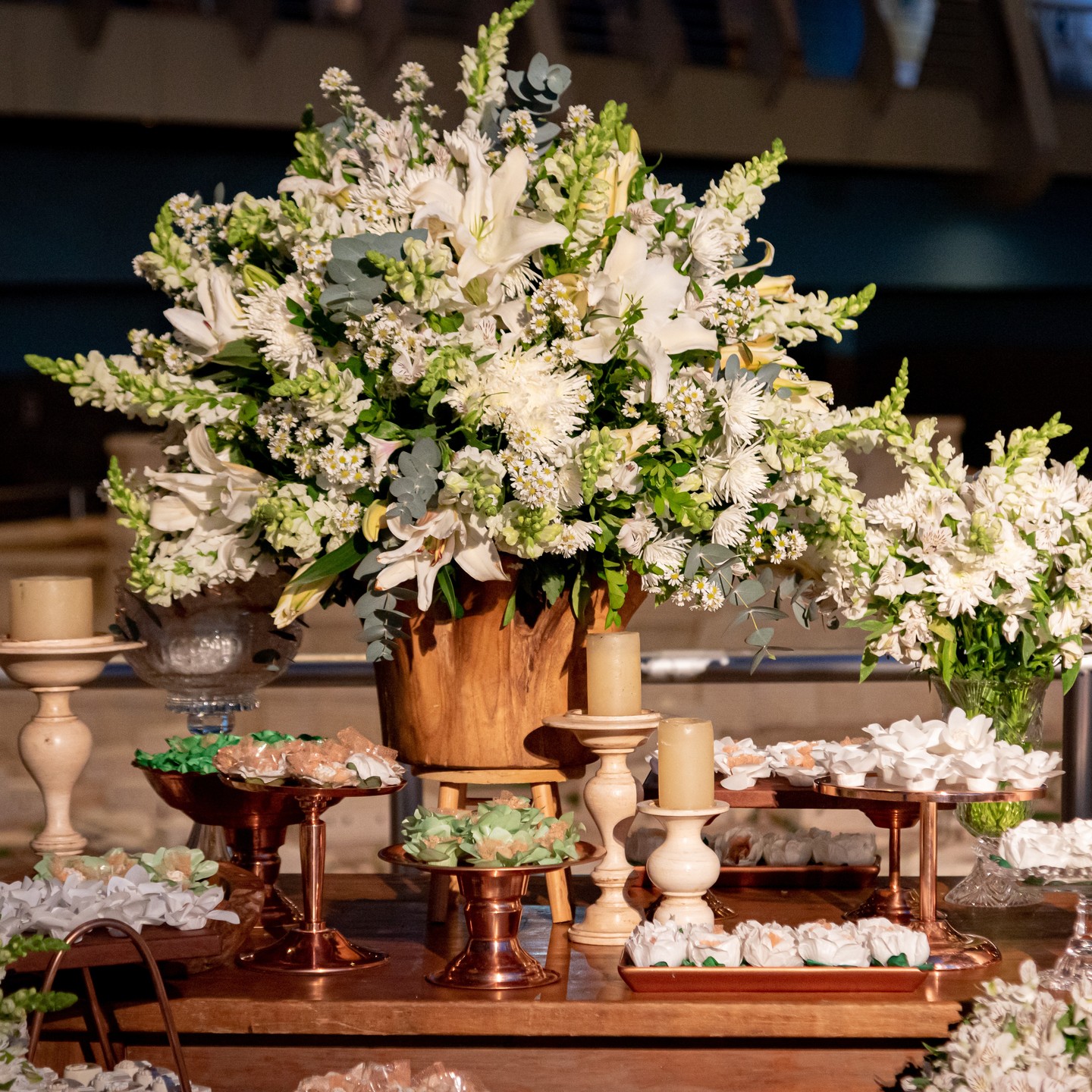 Você já percebeu como o casamento clássico nunca sai de moda? A gente sabe que as tendências vêm e vão, mas o charme de um casamento clássico é eterno.
.
.
.
.
#casorioperfeito #decorcasorioperfeito #noivas #noivo #noivos #noivas2024 #noivas2025
#noivas2026 #casamento #casamentos #casamentorj #bride #inesquecivelcasamento
#weddding #amocasamento #weddinginspiration #decorcasamento #decorandocomamor #noivascariocas #casamentoperfeito #casamentodossonhos #weddingdays #weddingdecor