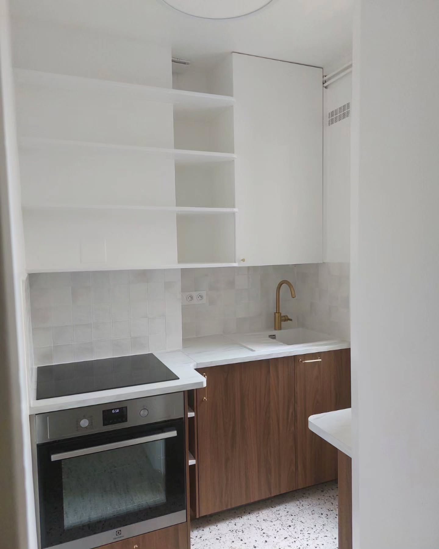 LA CUISINE - les étapes 
Rénovation complète d'un 2 pièces à Vincennes
> conception des pièces d'eau 
> électricité complète 
> plomberie
> menuiseries sur mesure
> peinture
> rénovation parquet
Décoratrice @amandinecdecoration 
#mdservices #mhameddaoud #renovation #amenagement #travaux #amenagementdinterieur #renovationdinterieur #chantier #btp #carrelage #plomberie #electricite #parquet #peinture #papierpeint #isolation #maçonnerie #menuiserie #entreprisebtp #chantierderenovation #cuisine #salledebain #picoftheday #photodujour #avantapres