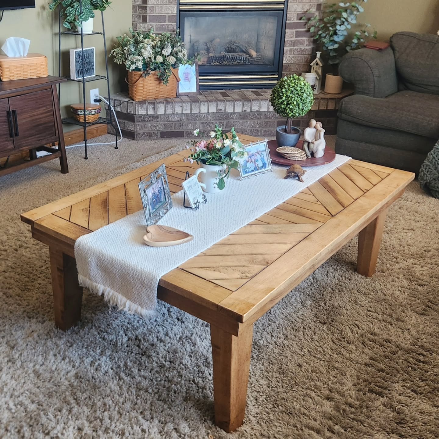 Maple Coffee table build complete and delivered. Had fun with this design! 
#woodworking #woodwork #coffeetable #customfurniture #custom #smalllbusiness #veteranowned