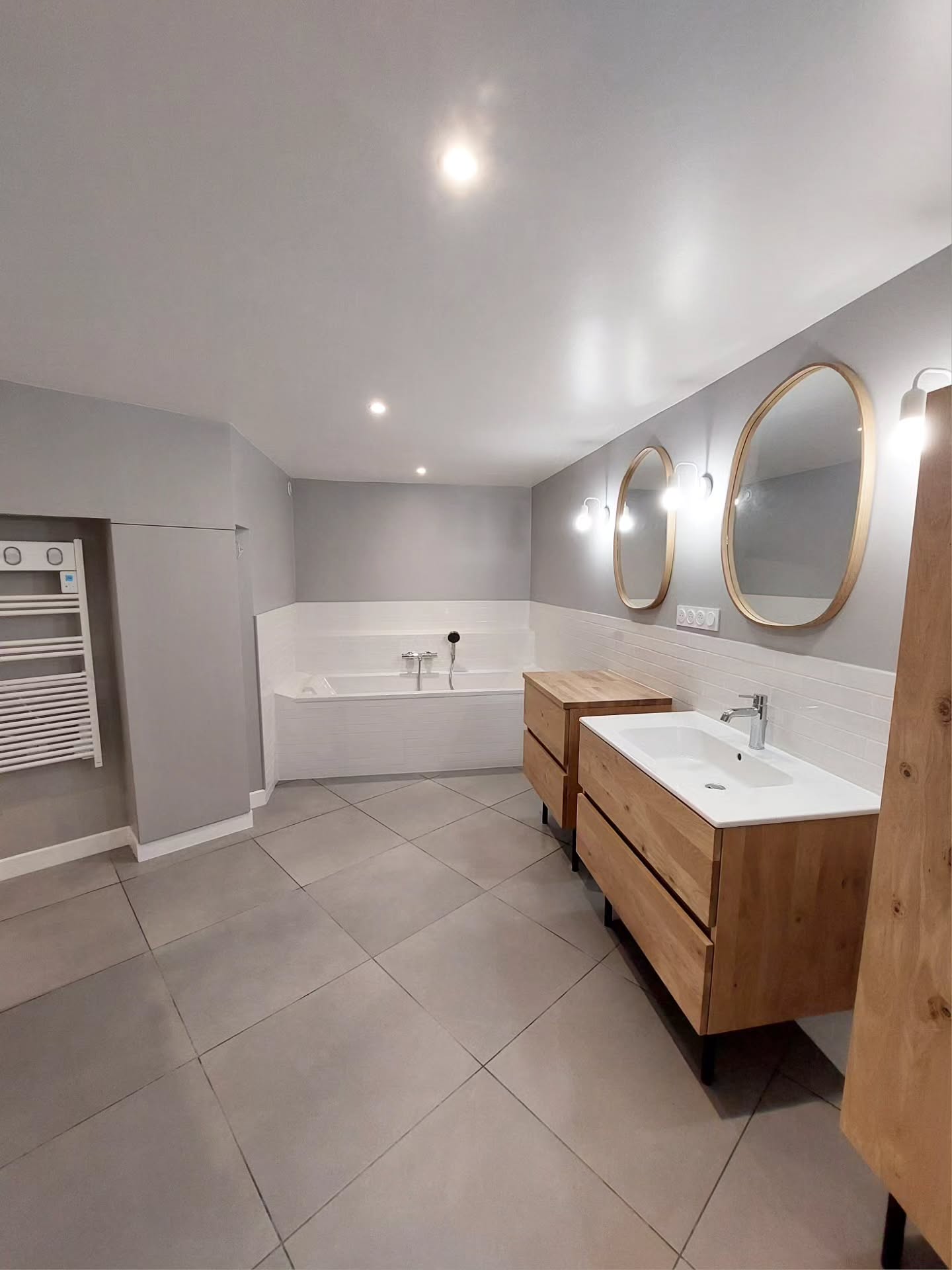Projet salle de bain à Vincennes. Rénovation complète, murs, plafond, sol, cloison, électricité, plomberie.
Plans @amandinecdecoration
#mdservices #mhameddaoud #renovation #amenagement #travaux #vincennes #amenagementdinterieur #renovationdinterieur #chantier #btp #carrelage #plomberie #electricite #parquet #peinture #papierpeint #isolation #maçonnerie #menuiserie #entreprisebtp #chantierderenovation #cuisine #salledebain #picoftheday #photodujour #avantapres #travauxvincennes
