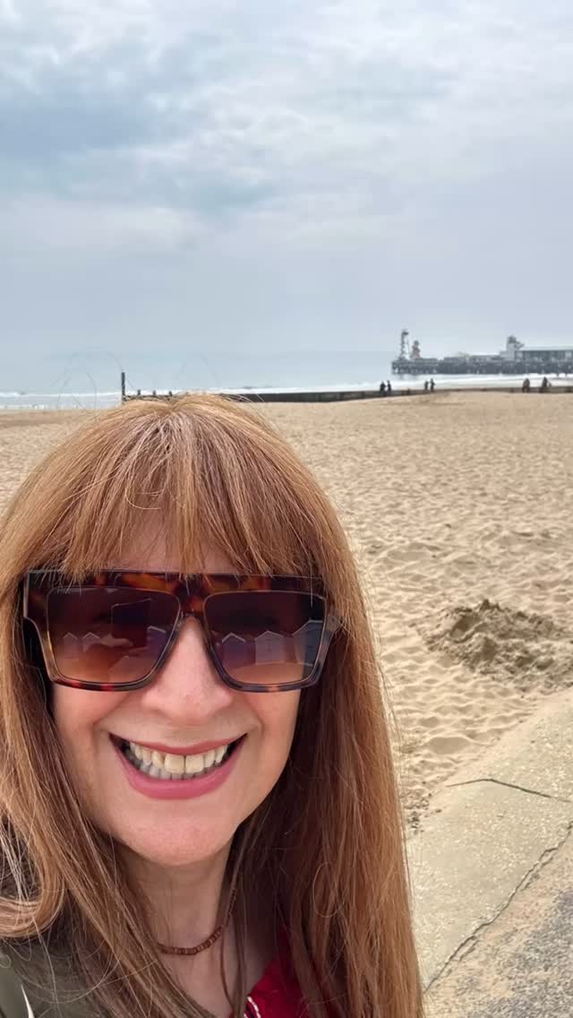 ⛱️ Meeting lots of lovely writers at the festival ✍🏻📚 -
-
-
#authorlife #agedtoperfectionnovel #niloufarlamakan #debutnovel #romcom #livingthelife #bournemouth #writing #published #bournemouthwritingfestival #beach #sandybeach #bournemouthbeach @bournemouthwritingfestival