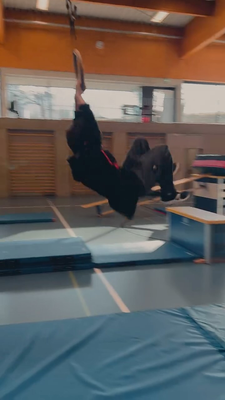 Libertà di movimento, ma con una guida attenta! 🤸♂️ Nel nostro parkour per bambini, uniamo divertimento e apprendimento per far crescere sicurezza e abilità passo dopo passo. 🌟 #ParkourPerBambini #DivertimentoSicuro #ImparareMuovendosi #parkour #sportmotivation #scuolaparkour