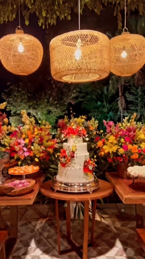 Um dia ensolarado é perfeito para
um casamento encantador!
A combinação de cores vibrantes e a natureza ao redor criaram um ambiente mágico e romântico.
.
.
.
.
#casorioperfeito #decorcasorioperfeito #noivas #noivas2024 #noivas2025 #noivasrj #casamento #casamentorj #inesquecivelcasament #wedding #weddinginspiration #decorcasamento #decoraçãodecasamento #decorandocomamor #noivascariocas #casamentorio #blogsdecasamento #flowers #muitasflores #angradosreis
#casamentoangradosreis #mansaodoaçude
#casamentoaoarlivre