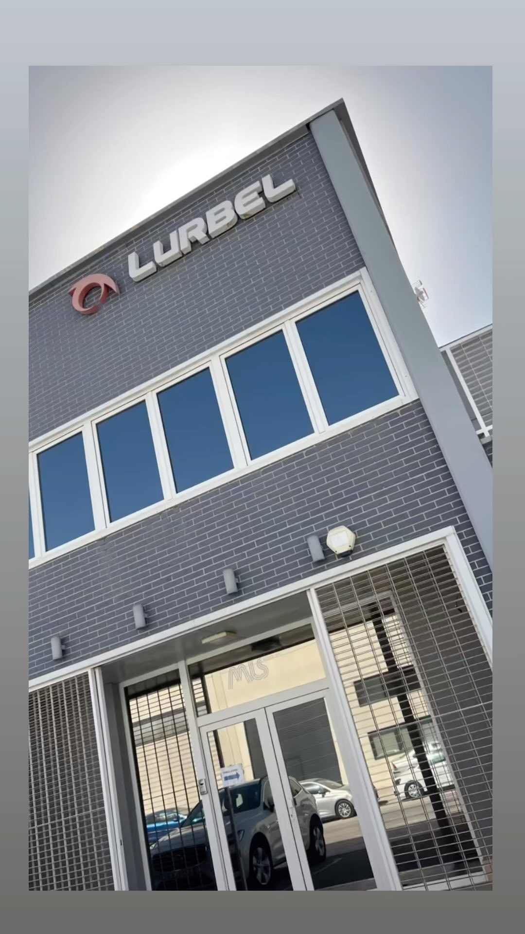 En el día de hoy hemos tenido el placer de conocer las instalaciones de unos de nuestros proveedores @lurbel_eu. 
👉 Esta marca española de primer nivel se gestó por los años 90 cuando un padre, con experiencia en el sector textil, junto con sus tres hijos, toman la decisión de comenzar a fabricar calcetines, desde sus comienzos, crean, producen y diseñan en Ontinyent y tras grandes esfuerzos, siempre han apostado por la innovación y máxima calidad en sus prendas. 
Lo que han convertido a la marca en uno de los grandes referentes en prendas del sector deportivo de alta exigencia. 
Agradecer a los hermanos Lurbe, en especial a Javi, la experiencia que hemos vivido en el día de hoy, donde nos han mostrado todos y cada uno de los departamentos y procesos que siguen a la hora de fabricación de cada una de las prendes Lurbel.
🤩 Gracias a tod@s y cada unos de los que forman la empresa por el recibimiento y el trato recibido en el día de hoy. Ha sido una experiencia única…!! 
#lurbel #lurbelpg #lurbelfamily #lurbelsocks #lurbelteam #lurbelcanariasgrandesport