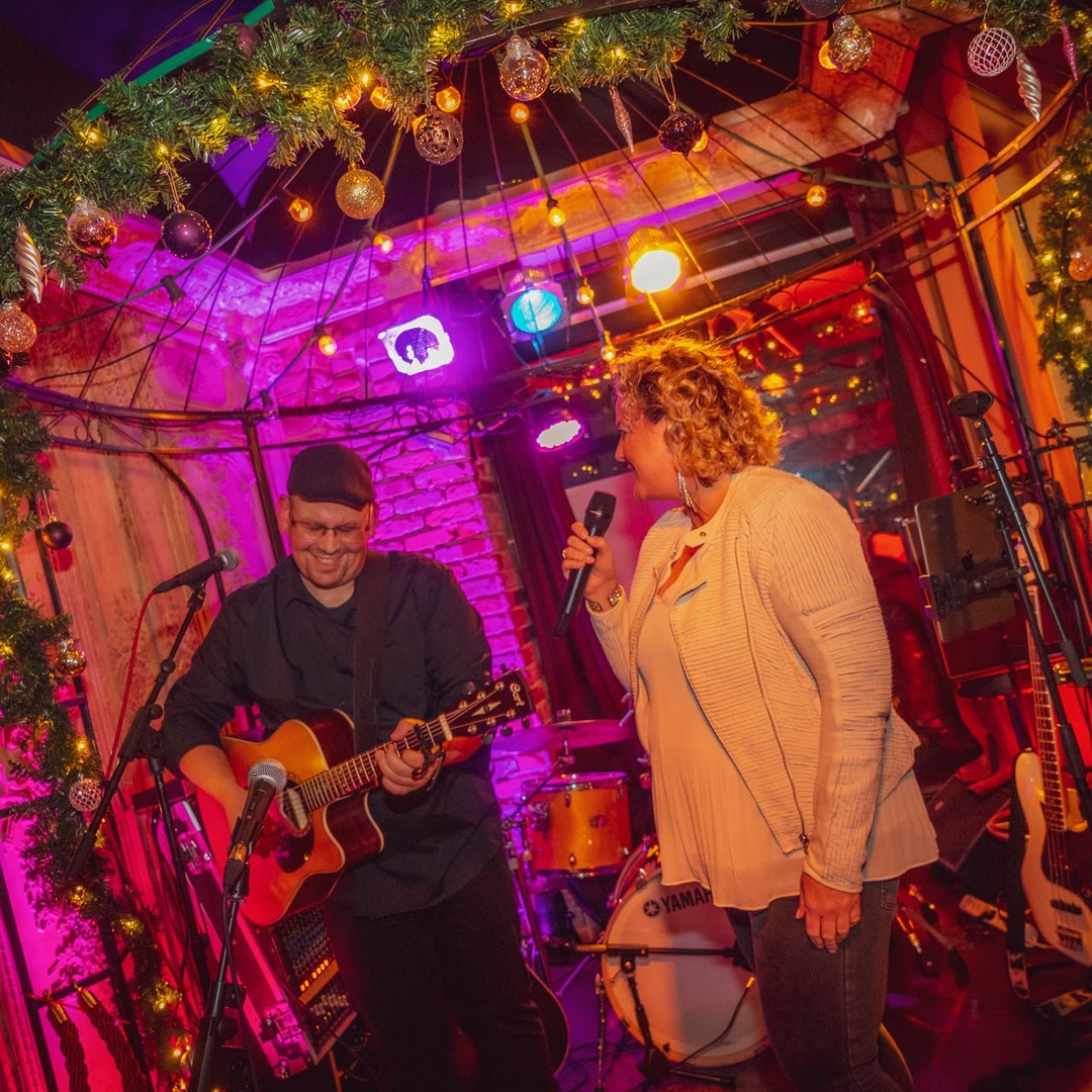 English below
🎶 Wir lieben es, live auf der Bühne zu stehen und mit euch zu feiern! Diese Aufnahme ist beim Dorota & Friends' Charity Konzert von @dorota__music im @alte_liebe_klubhaus entstanden. Es war ein unvergesslicher Abend! Wir können es kaum abwarten, bald wieder live zu spielen. Markiert euch den 8. März 2024 in eurem Kalender, denn dann spielen wir um 21 Uhr in der @klangbar.bergedorf! Seid dabei und lasst uns gemeinsam eine großartige Zeit haben! 🤠🎸
🎶 We love being on stage live and celebrating with you all! This footage is from the Dorota & Friends' Charity Concert hosted by @dorota__music at @alte_liebe_klubhaus. It was an unforgettable evening! We can't wait to be back performing live again soon. Save the date for March 8, 2024, because we'll be playing at @klangbar.bergedorf at 9 PM! Join us and let's have an amazing time together! 
🤠🎸 #CloudNineCountry #LiveMusic #AlteLiebe #CharityEvent #KlangbarBergedorf #CountryMusic #Hamburg #dorotamusic #Country #CountryMusic #Livemusik #LivemusikHamburg #Hamburg #DoryAndTheGuys