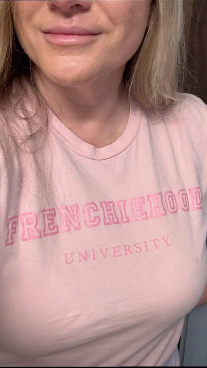 (Many moons ago 🫣)I graduated and earned my Bachelors from Rollins College...although I’m very proud of myself for that achievement, it didn’t do a thing to prepare me for Frenchie life! 😆 I did however graduate top of my class from Frenchiehood University and everything I learned I use every day 😁 If you’ve attended Frenchiehood University too you can get your shirt from @frenchie.gang.collective 🥰🙌🏻💖
#Junebugfrenchies #2024ItalyLitter #frenchie #frenchbulldog #frenchbulldogpuppy #frenchiepuppy #frenchielife #frenchielove #merlefrenchie #lilacandtanpiedfrenchie #chocolatefawnmerlefrenchie  #blueandtanmerlefrenchie #frenchiehood #lilacandtanmerlepiedfrenchie #chocolateandtanfrenchbulldog 
#akcfrenchbulldog #akcfrenchie #orlandofrenchies #baldwinparkfl  #winterparkfl #windermerefl