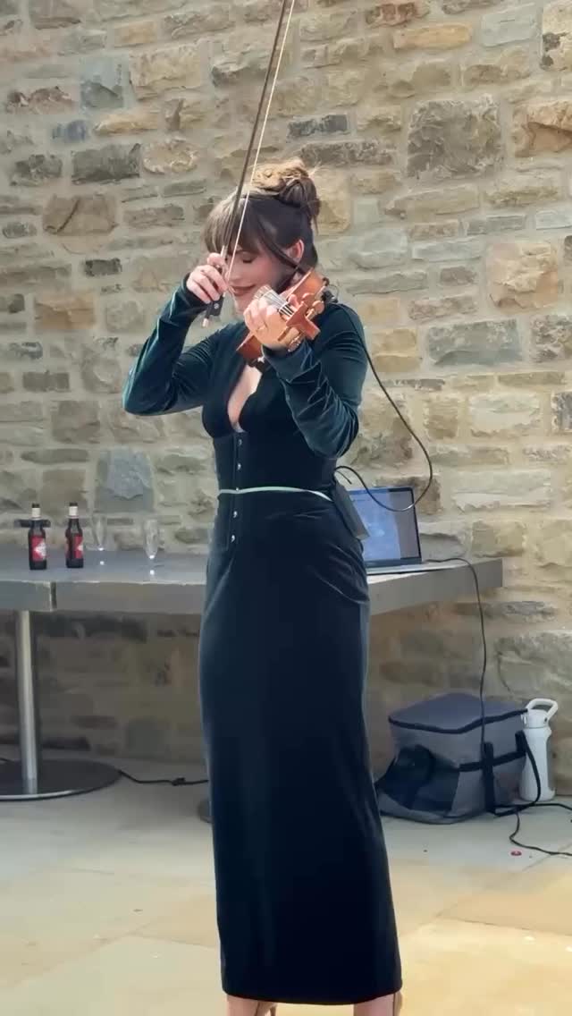 From Bridgerton elegance to Ibiza energy. Golden Tasman custom electro-acoustic violin 🎻 by @alexandra_violinist
.
.
.
#bridgeviolins #bridgeviolin #electroacousticviolin #goldentasman #YorkshireWeddingBarn #DrinksReception #LiveMusic #WeddingInspo #LuxuryWeddings #AlexandraTheViolinist