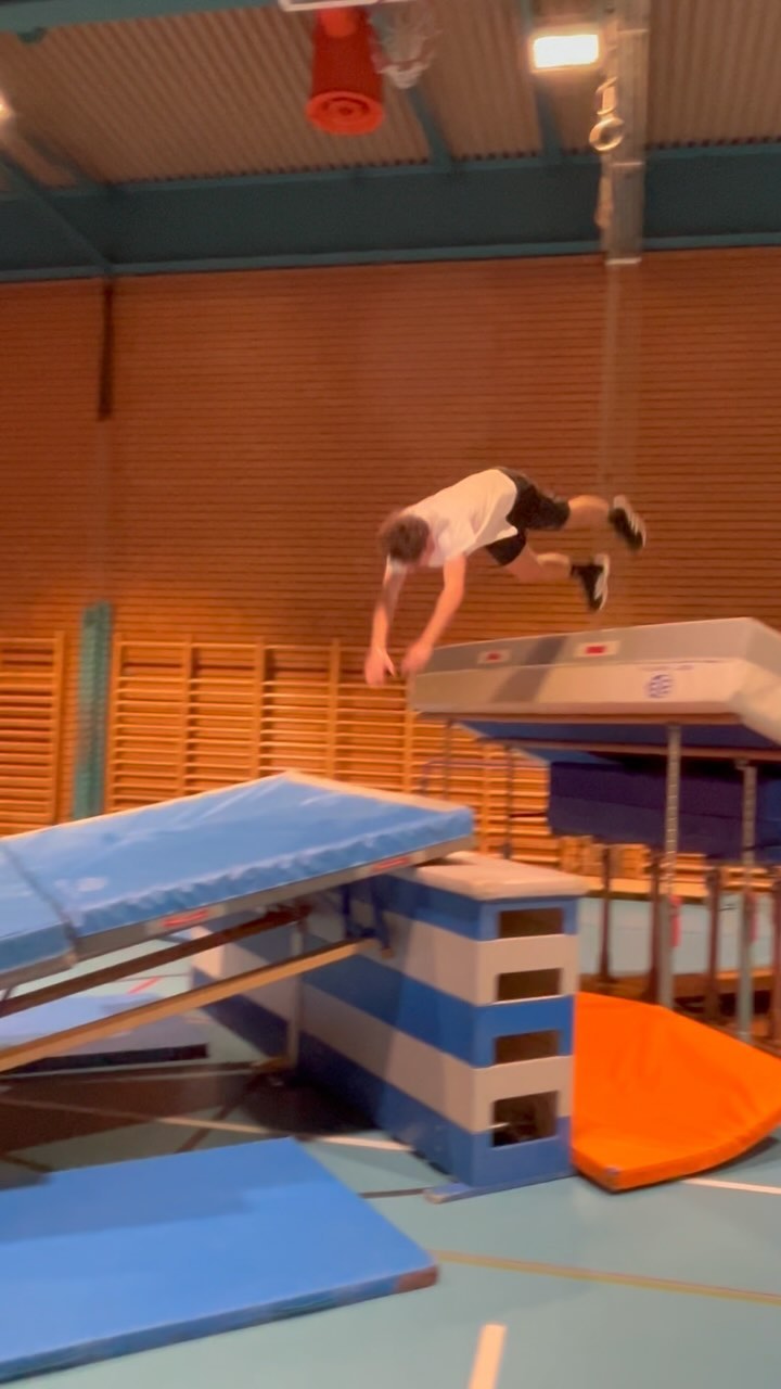 Parkour speed corso Bellinzona #parkour #sportticino Preparazione e allenamento strutturato su un percorso incrociato di velocità!