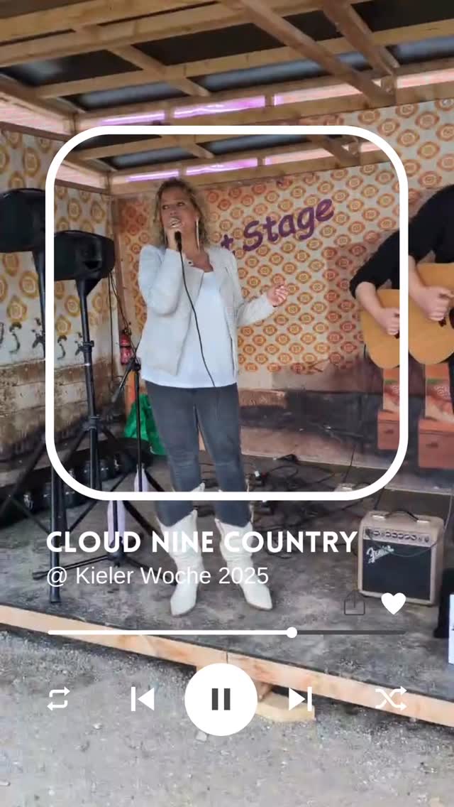 English below 🎶🎥
Ein besonderer Moment zu zweit – nur wir, unsere Songs und ganz viel Gefühl auf der @secretstage_artists bei der @kieler_woche 
Manchmal sind es gerade die kleinen, ruhigen Momente, die lange in Erinnerung bleiben. 💛
Danke an @rio_sta fürs Filmen und Festhalten dieser Stimmung! 🎥✨
🎶🎸🎤
A special duo moment – just the two of us, our songs, and a lot of heart on the @secretstage_artists at @kieler_woche .
Sometimes it’s the quiet, intimate sets that stay with you the longest. 💛
Thanks to @rio_sta for filming and capturing the vibe so beautifully! 🎥✨
#CloudNineCountry #KielerWoche #SecretStage #LiveMusic #AcousticSet #CountryMusic #cloudninecountry #FestivalVibes #SingerSongwriter #Throwback