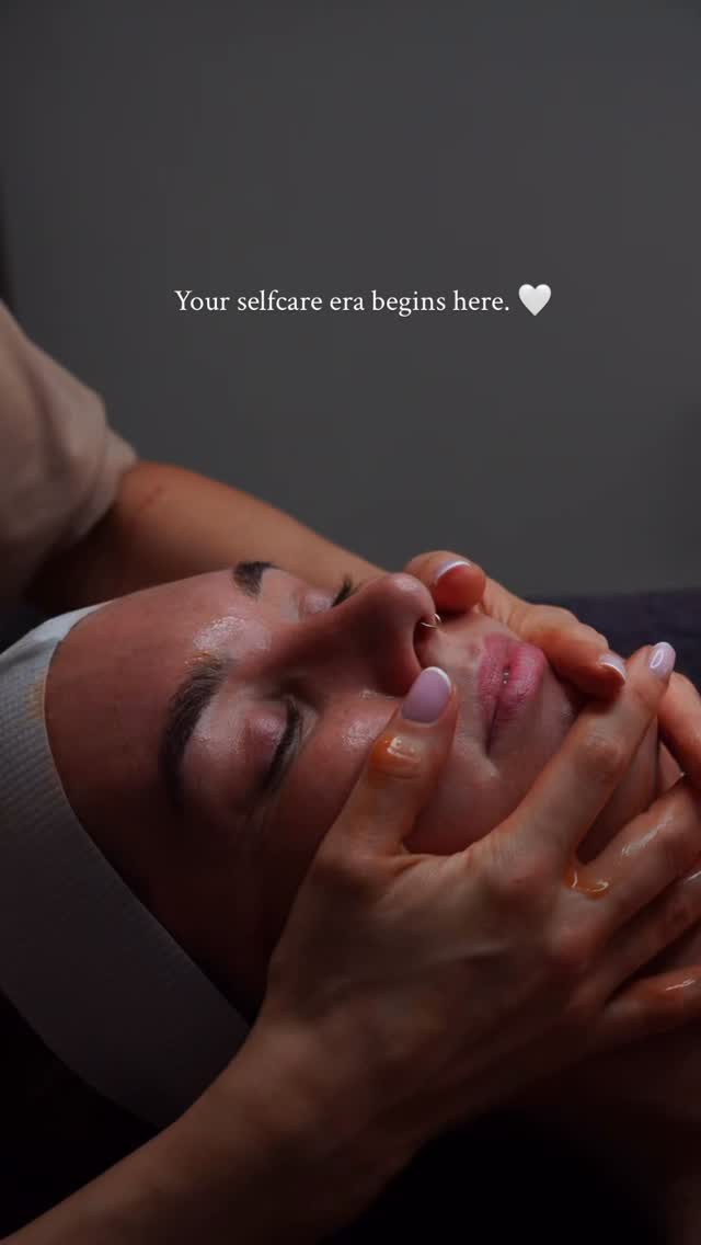 As the days get shorter and the air gets cooler, your skin is ready for a little reset 🍂🧺
Re-treat your skin:
1️⃣ Microneedling – dé behandeling om je collageenproductie te stimuleren en de huidstructuur te verfijnen. Dankzij de microkanaaltjes kunnen pure cocktails dieper inwerken en wordt de huid écht stimuleert.
2️⃣ Gentle at-home ritual – gun je huid wekelijks een peeling en masker. Zo blijft je huid fris en stralend tussen de behandelingen door, alsof je een mini-spa in je badkamer hebt.
3️⃣ Adjust your skincare routine – de herfst vraagt om een andere verzorging dan de zomer. Samen bekijken we welke producten jouw huid nodig heeft om sterk, gehydrateerd en glowing de winter in te gaan.
🤎 The favorite combo
Een van onze meest geliefde behandelingen is de combinatie van Dermaplaning + Microneedling. Dit maakt de huid extra zacht, fris en vernieuwd door de dubbele boost in celvernieuwing.
Ik adviseer om te starten met 3 behandelingen, elke 6 à 8 weken, aangevuld met de juiste thuisverzorging.
P.s. Stay ahead of the lines, because prevention is the real deal!
#microneedlingfacial #microneedling #selfcareroutine #skincare #skincaretips #skinretreat #dermaplaning #skinpen