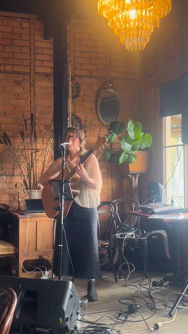 The velvety voice of the very clever singer songwriter @stellaanningguitar is spoiling us in the wine room this afternoon. Bliss.
Til 5pm
#jazz #livemusic #supportlocalmusicians #trentham3458 #macedonranges #satarvosession