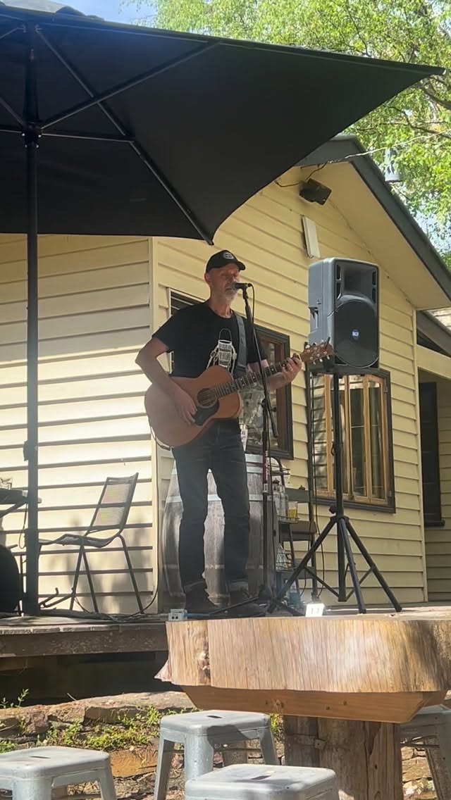 Smashing day to join @andrew_james_mcsweeney in the beer garden this afternoon. What an absolute treat. Til 5pm.
#localmusic #livemusic #treat #supportlocalmusic #trentham #daylesfordmacedonranges #trenthsm3458