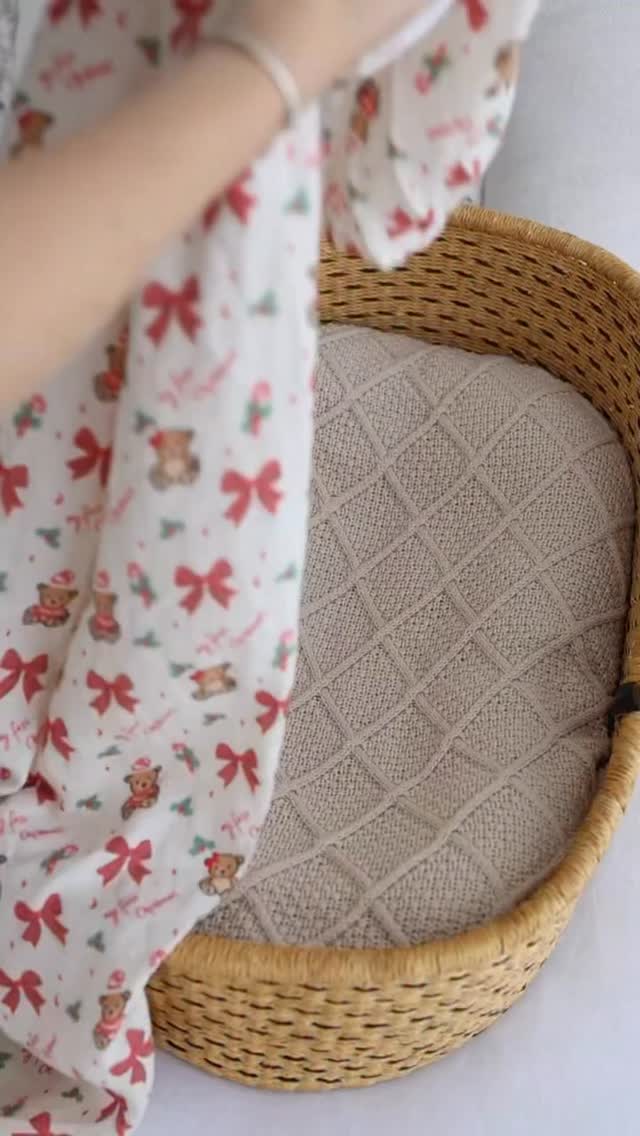 Baby’s first Christmas 🎄 starts with our beautiful first Christmas baby swaddle, and add your favourite Christmas outfit and keepsake 😍❤️
Video by @thebeige.collective for @tiny.trader