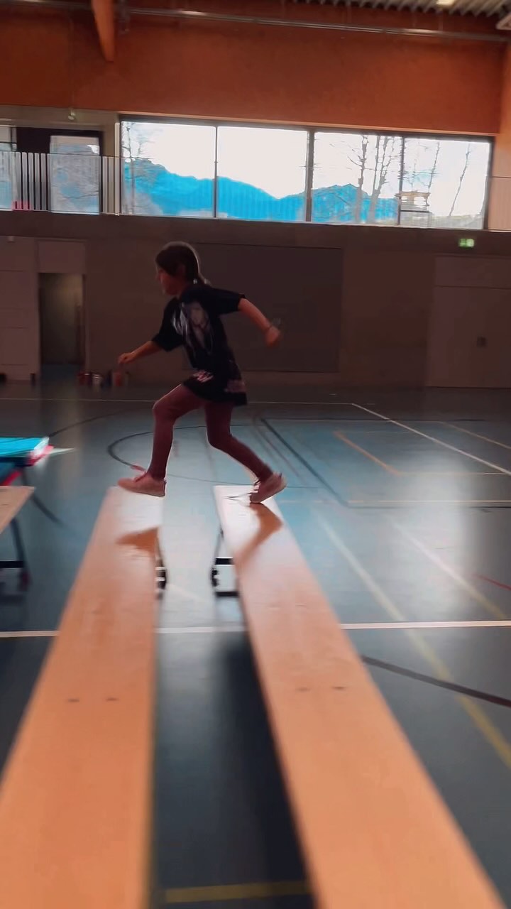 “Salti, corse e tanto divertimento al femminile! 💖 Nel nostro parkour per bambine, ogni movimento è un’avventura: imparano, si divertono e crescono in sicurezza, sempre seguite con attenzione. 🌸 #ParkourBambine #ForzaEDivertimento #CrescereInMovimento #scuolaparkour #parkour #ticino #sport