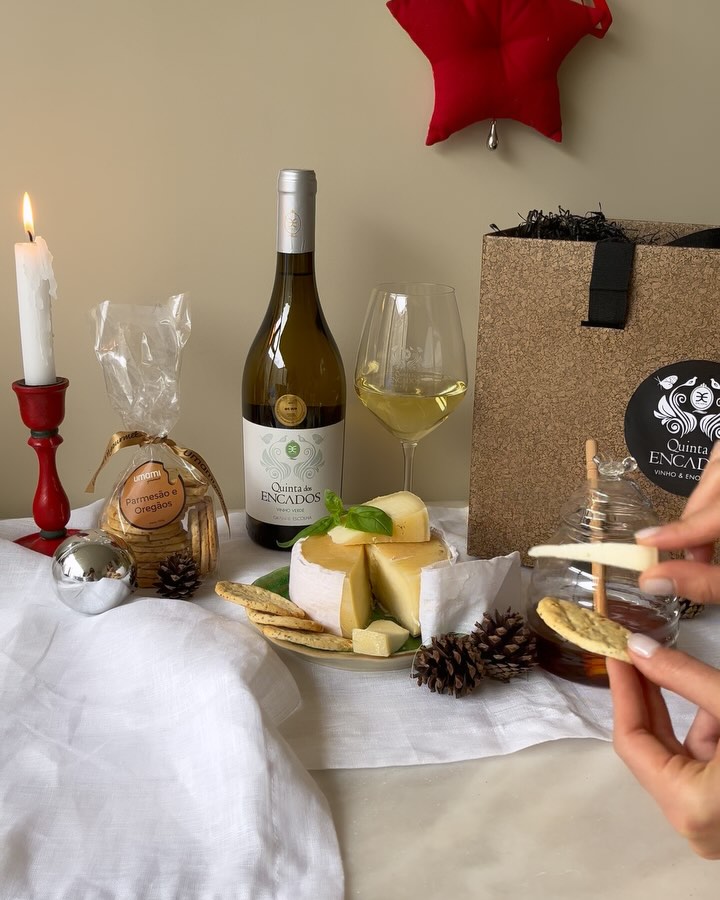 ✨ Os Cabazes de Natal da Quinta dos Encados já estão disponíveis! ✨🎄
Este ano, presenteie com o melhor que a Quinta dos Encados tem para oferecer! Os nossos cabazes de Natal são cuidadosamente selecionados, cheios de sabores autênticos para surpreender quem mais gosta.
🎅 Seja para a família, amigos ou para empresas, temos opções personalizadas para tornar esta época ainda mais especial. Não perca esta oportunidade de espalhar sabor e tradição neste Natal! 🌟
Entre em contato e faça já a sua reserva.
Info@quintadosencados.com
T. 91 918 29 25
#QuintaDosEncados #CabazesDeNatal #Natal2024 #PresentesComSabor