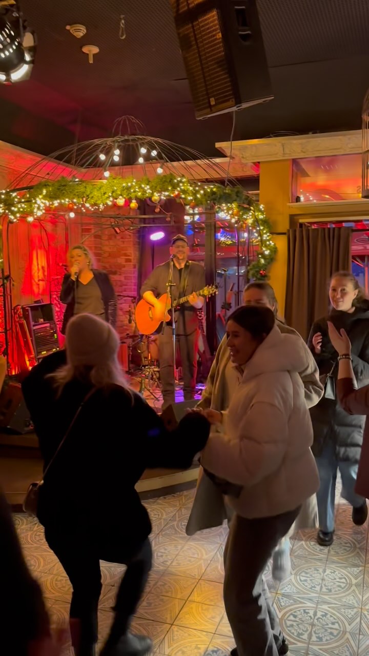 „I’m never ever gonna let you be chilled to the bone...“ 🎶 Ein wunderbarer Moment beim Charity-Konzert „Dorota & Friends“ zugunsten von @radiohamburg @hörer_helfen_kindern – so viel Freude und Energie im Raum! 💃✨
Ein herzliches Dankeschön an @iamgreatwithnumbers für das Video, das diesen Moment perfekt einfängt. Wir sind dankbar, dass wir am 6.12. in der @alte_liebe_klubhaus diesen Song mit euch teilen durften. Danke an alle, die mitgefeiert und diesen Abend so besonders gemacht haben! 💜
🎶🎶🎶🎶🎶🎶
„I’m never ever gonna let you be chilled to the bone...“ 🎶 A beautiful moment at the charity concert „Dorota & Friends“ supporting @radiohamburg @hörer_helfen_kindern – so much joy and energy in the room! 💃✨
A huge thank you to @iamgreatwithnumbers for capturing this amazing video that perfectly reflects the moment. We are so grateful to have shared this song with you on December 6th at @alte_liebe_klubhaus. Thank you to everyone who celebrated with us and made this evening so special! 💜
#CloudNineCountry #LiveMusic #CountryMusic #Hamburg #Country #Livemusik #LivemusikHamburg #dorota #charity #hoererhelfenkindern #christmastime