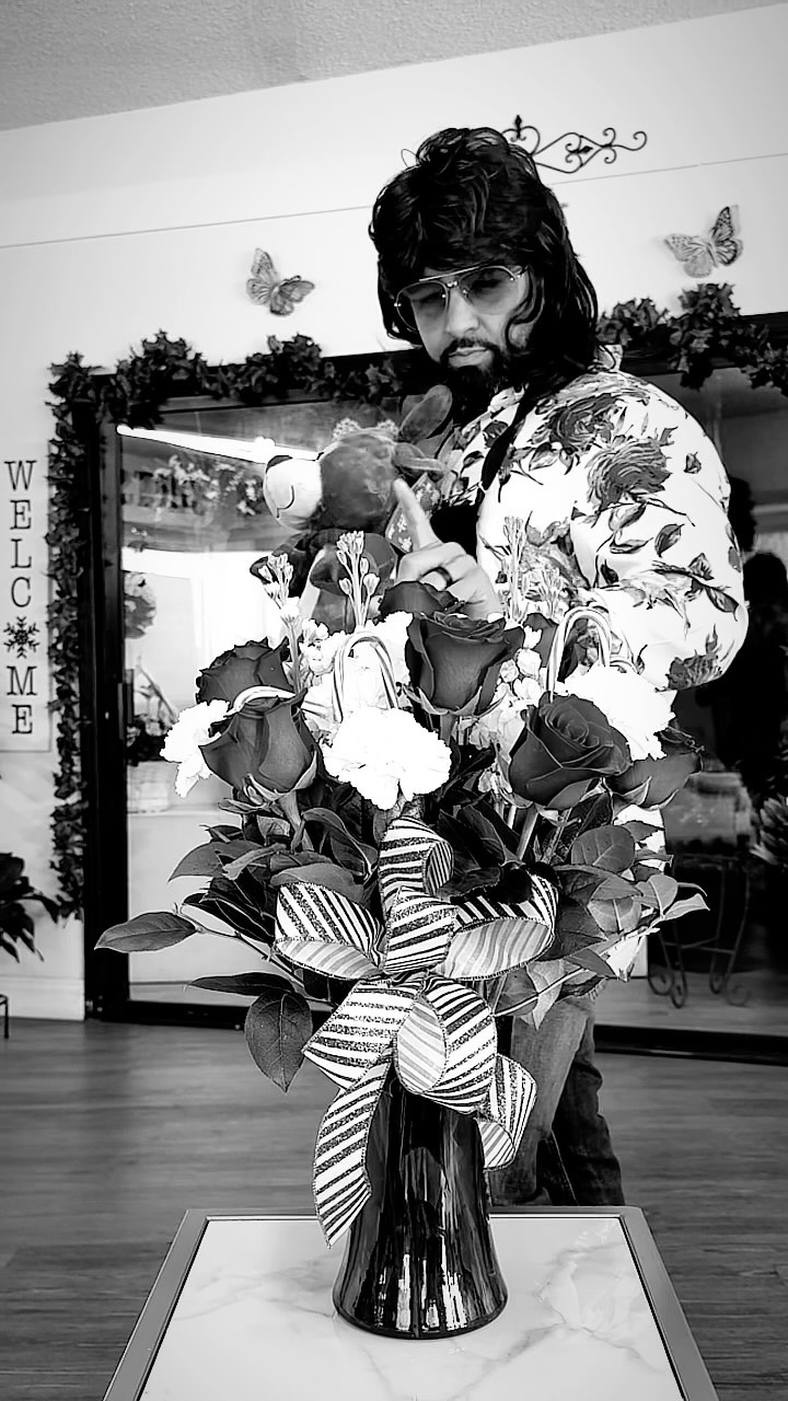 Here to add some color to your feed…
Happy Monday and don’t forget to add some beautiful color to your home this Christmas 🌹🎄😀
#flowers #color #flowershop #colorful #happymonday #christmas #merrychristmas #shoplocal