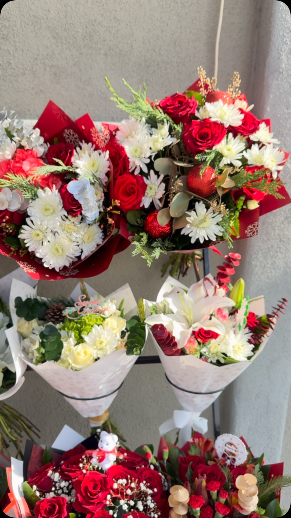 It will make a perfect gift or Christmas decoration for your table!🎄
Don't forget this Saturday, December 21st from 9am to 5pm we have our Christmas Sale upto 20% OFF ALL our flower arrangements!🌹🌹
@sweetblyss_ will be selling coffee as well!
Flowers + Coffee sounds like the perfect mix for this Christmas Season!✨🙌🏻
#christmassale #flowerlovers #localflowershop #coltonflowershop #karlasflowers #christmasdecor #christmasdecorations #christmas #christmascenterpiece #flowers