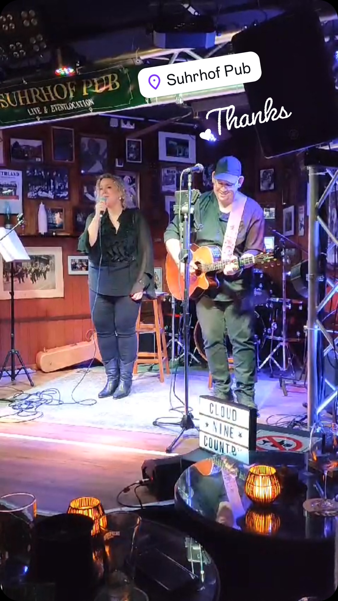 English below :
 Gestern war es soweit und wir haben mit @cloudninecountry den letzten Gig des Jahres 2024 im wundervollen @suhrhof_pub gespielt.
Mindestens genau so besonders wie die Location war unser Publikum zu dem wir an diesem Abend eine ganz besondere Verbindung hatten. Wir wissen nicht ob es an der Magie der Zeit zwischen den Jahren, an der besonderen Atmosphäre des Veranstaltungsortes gelegen hat oder ob es eifach die Mischung aus allem ist die an diesem Abend dafür gesorgt hat, dass die Summe mehr als den einzelnen Teilen entsprach, aber Fakt ist, dass uns dieser Abend noch lange in Erinnerung bleiben wird und wir dankbar auf ein erfolgreiches Jahr 2024 zurückblicken.
Wir freuen uns schon euch alle im nächsten Jahr wiederzusehen und wünschen euch von Herzen nur das Beste.
———————————————————————————
Yesterday, the time had come, and we played the final gig of 2024 with @cloudninecountry at the wonderful @suhrhof_pub.
Just as special as the location was our audience, with whom we shared a truly unique connection that evening. We’re not sure if it was the magic of the time between the years, the special atmosphere of the venue, or simply the perfect mix of everything, but one thing is certain: this night will stay in our memories for a long time.
We are grateful as we look back on a successful 2024 and can’t wait to see you all again next year. We wish you all the very best from the bottom of our hearts. #gratitude #grateful #thankyou #livemusic #country #countryduo #hamburg #germany #pub #pubmusic #guitar #acoustic #takamine #singers