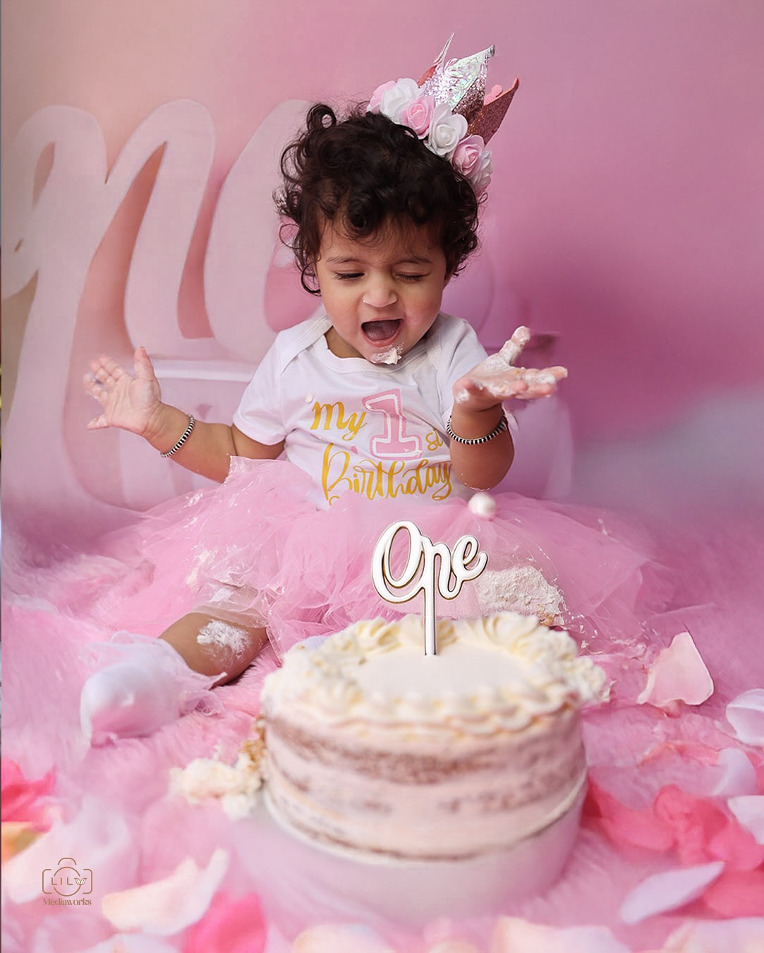 One year, one cake, one big messy celebration! 🎂✨ #cakesmash #londonphotographer #femalephotographer