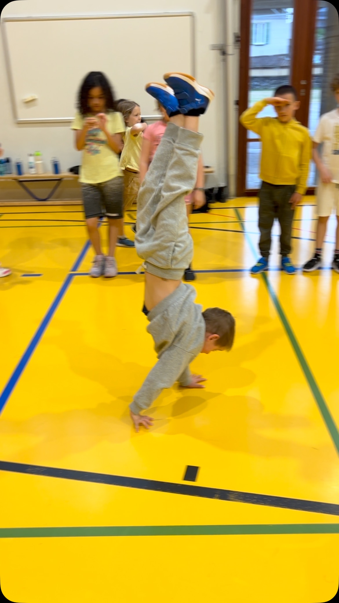 Insegnare significa anche tramandare #handstand #kidssport #sportbambini #scuolaparkour