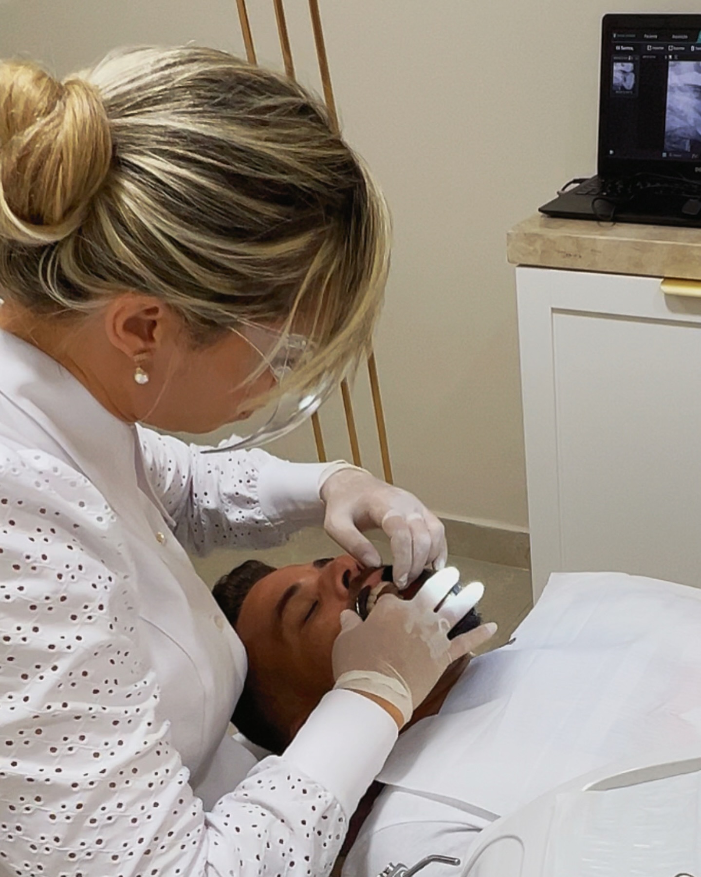 Seu sorriso merece o melhor cuidado!
Aqui, a qualidade e a excelência não são apenas promessas, são garantias. Oferecemos tratamentos odontológicos de excelência e qualidade, para que você tenha a confiança de um sorriso saudável e bonito.