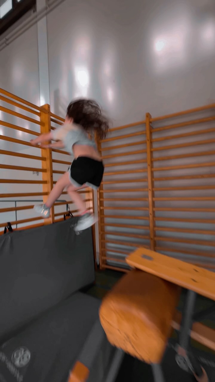 Parkour girl, questo è un aggancio chiamato “CAT”, salto del gatto! 🐈⬛ #parkourgirl #girlfit #movements #scuolaparkour #catparkour #parkourandfreerunning