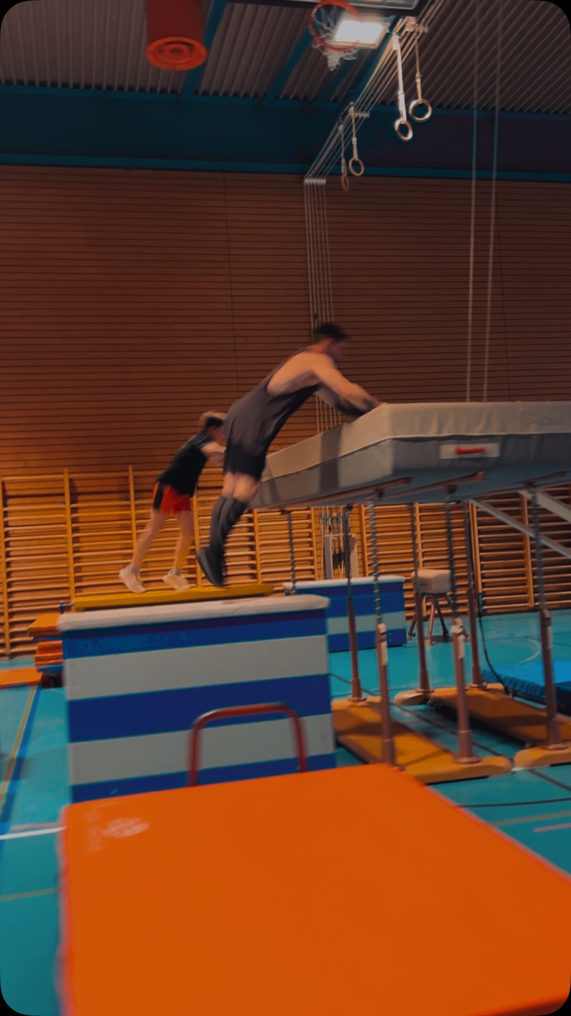 “Velocità, precisione e complicità! ⚡ In questo percorso avanzato spingiamo al massimo insieme ai nostri allievi, superando ostacoli con tecnica e determinazione. Crescita e sfida vanno di pari passo! 🏃♂️🔥 #ParkourAvanzato #VelocitàInAzione #MaestroEAllievo #SfidaContinua #parkour #ticino #sportdivelocità #movements